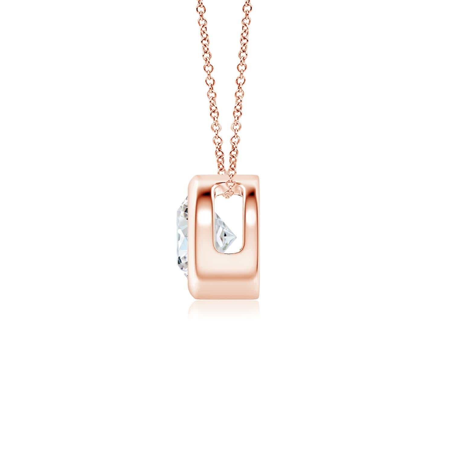 Lo splendido design di questo classico ciondolo con diamante solitario fa sembrare che la pietra centrale fluttui sulla catena. Il diamante scintillante è fissato in un castone. Realizzato in oro rosa 18 carati, questo pendente con diamante rotondo