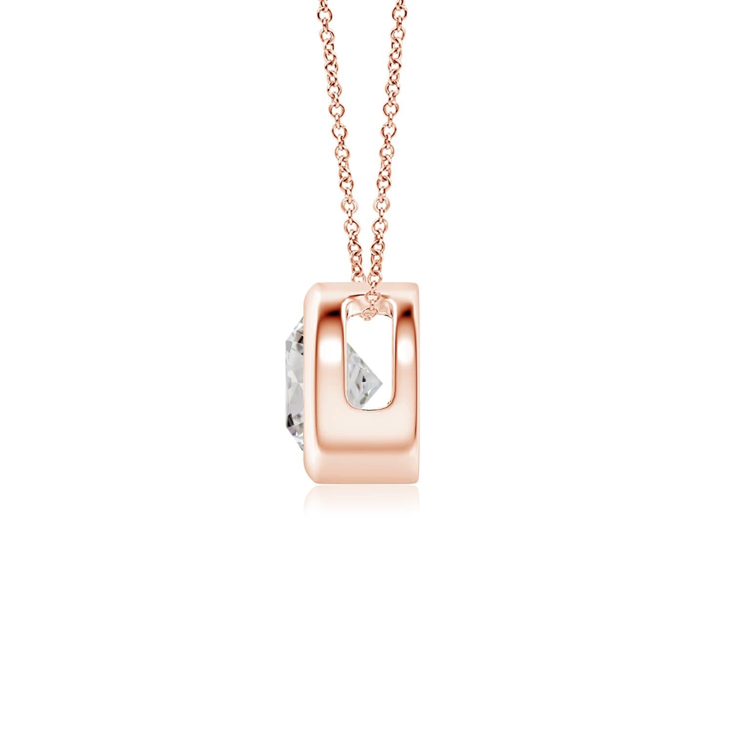Lo splendido design di questo classico ciondolo con diamante solitario fa sembrare che la pietra centrale fluttui sulla catena. Il diamante scintillante è fissato in un castone. Realizzato in oro rosa 18 carati, questo pendente con diamante rotondo