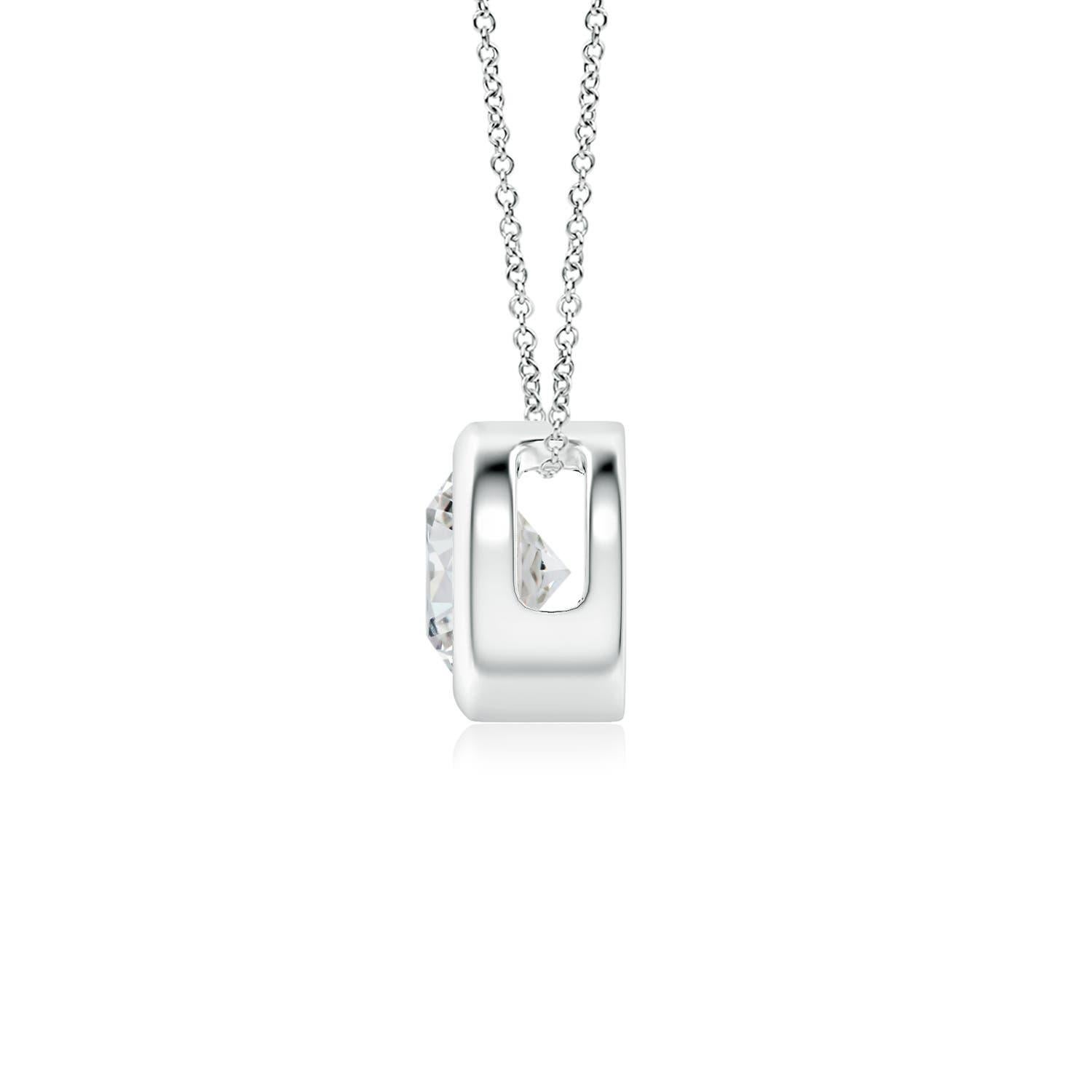 Le magnifique design de ce pendentif solitaire classique en diamant donne l'impression que la pierre centrale flotte sur la chaîne. Le diamant étincelant est fixé dans une monture à chaton. Whiting en or blanc 18k, ce pendentif en diamants ronds est