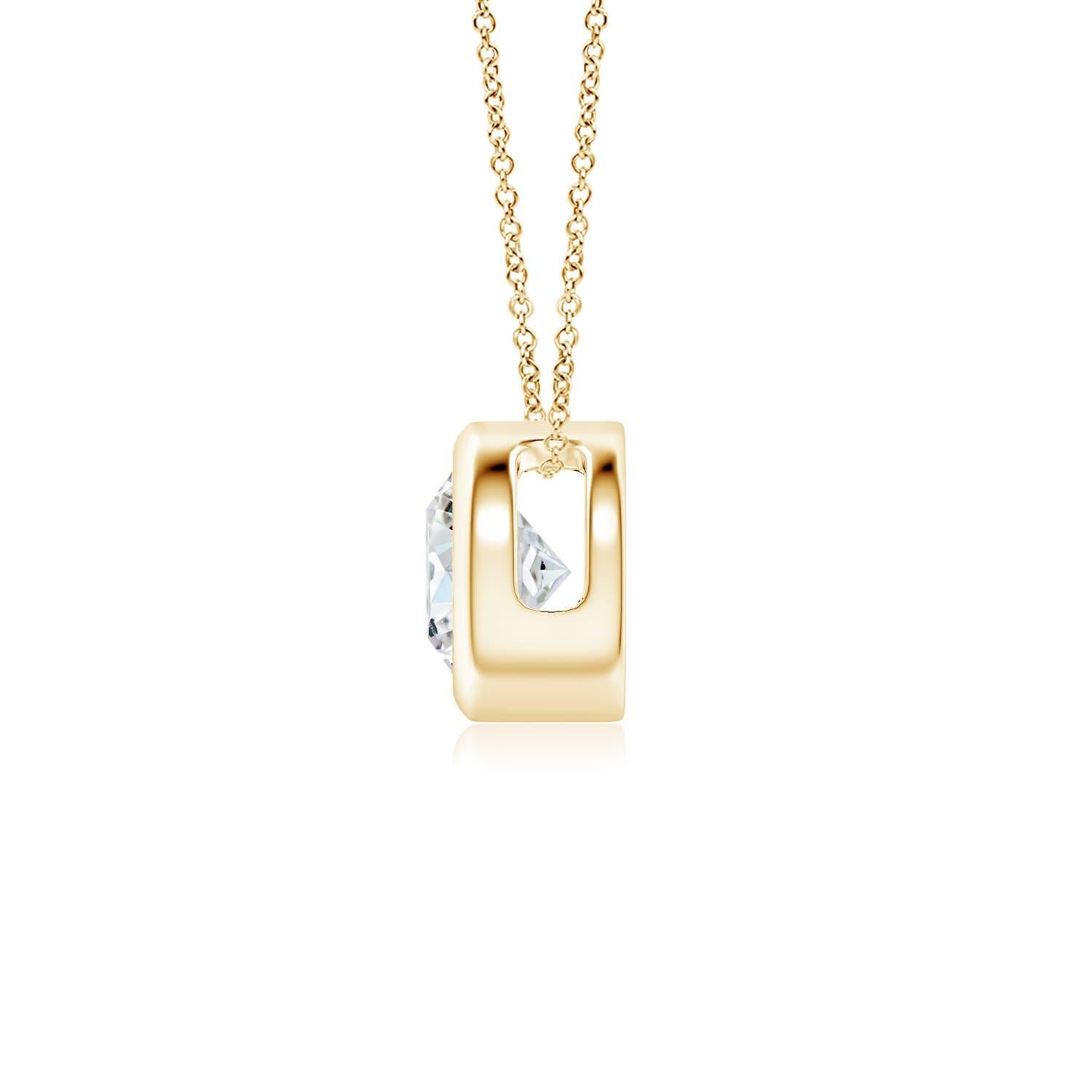 Lo splendido design di questo classico ciondolo con diamante solitario fa sembrare che la pietra centrale fluttui sulla catena. Il diamante scintillante è fissato in un castone. Realizzato in oro giallo 18 carati, questo ciondolo con diamante
