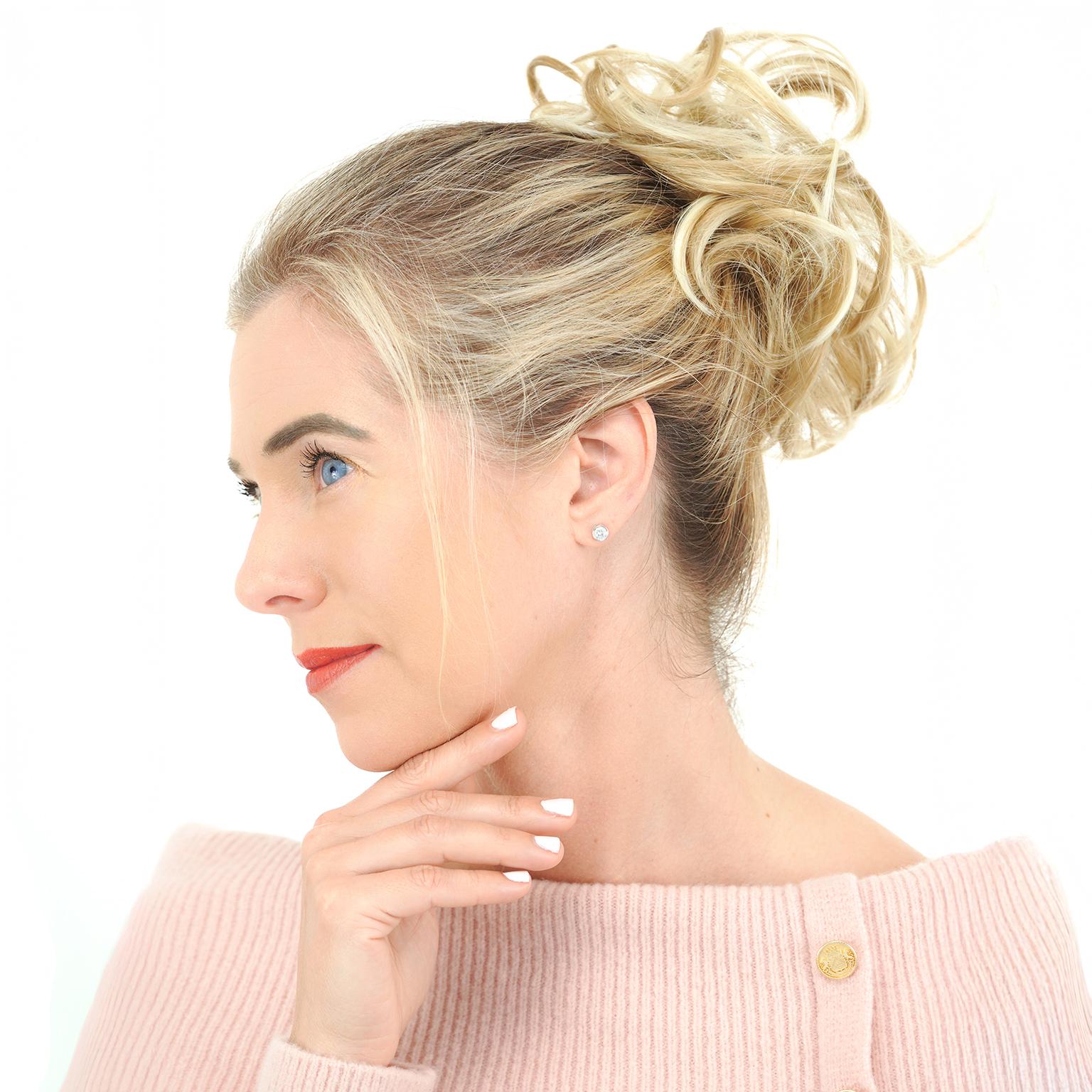 Circa 2000s, 14k.  Ces boucles d'oreilles en or blanc ornées de diamants sont serties en chaton pour un look contemporain chic. Les pierres blanches brillantes de 0,52 carat sont de couleur G et de pureté VS. Les clous de diamant sont un élément