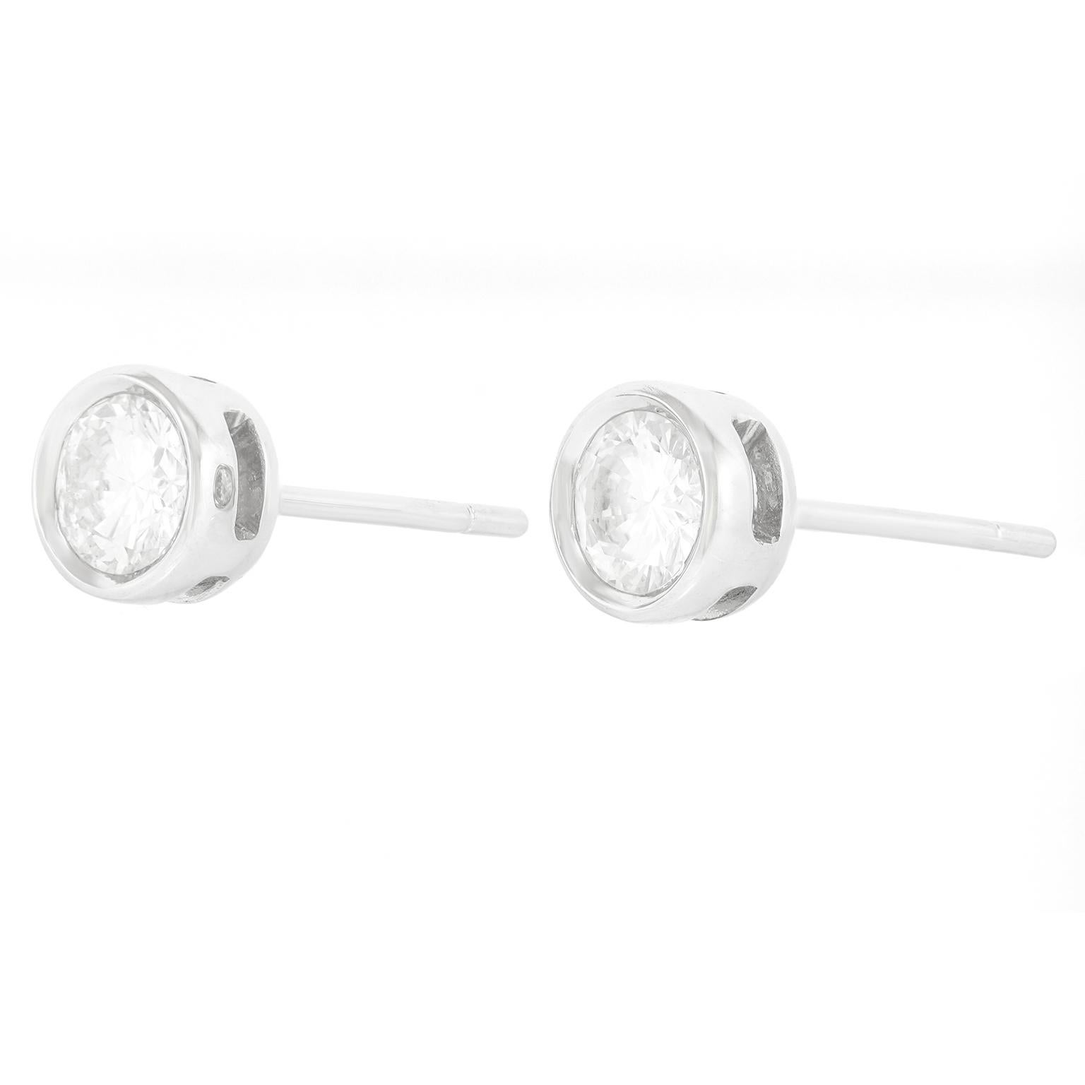 Clous d'oreilles en diamant serti sur lunette en vente 2