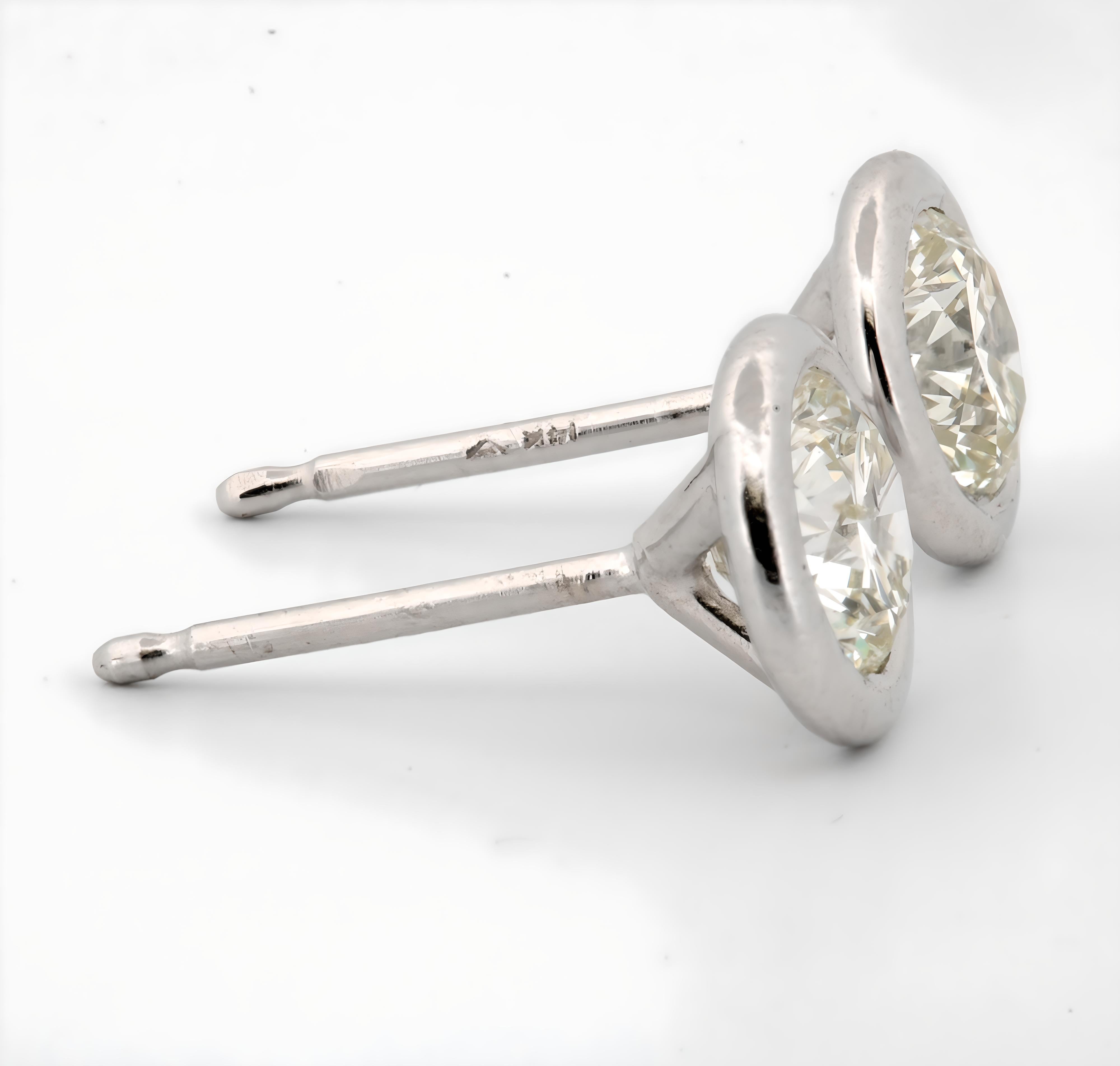 Taille brillant Clous de style Martini en or blanc 14 carats sertis de diamants de 1,02 carat en vente