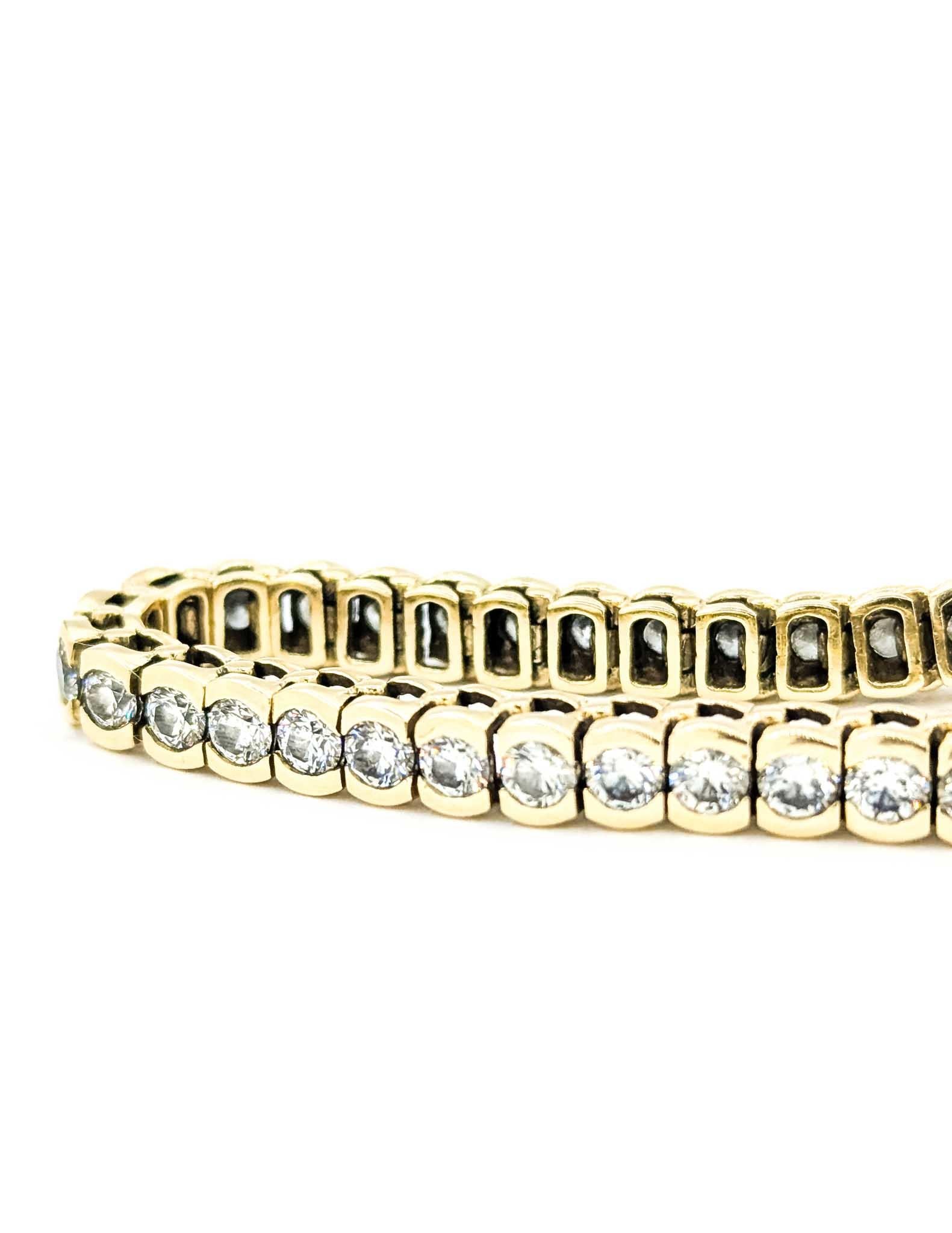 Pulsera de tenis con diamantes engastados en bisel en oro amarillo de 14k

Esta pulsera está fabricada en oro amarillo de 14 quilates y presenta un diamante engastado en bisel, con un diseño de tenis. Los diamantes redondos suman 8.25ctw, casi