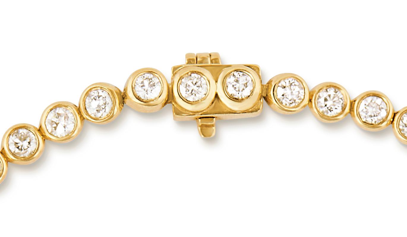 Dieses elegante Diamant-Tennisarmband besteht aus 2 Karat funkelnden Diamanten in 18-karätigem Gelbgold. Dieses zeitlose Klassiker lässt sich leicht von Tag zu Nacht kombinieren. Die Diamanten sind in eine Lünettenfassung gefasst, die für maximales