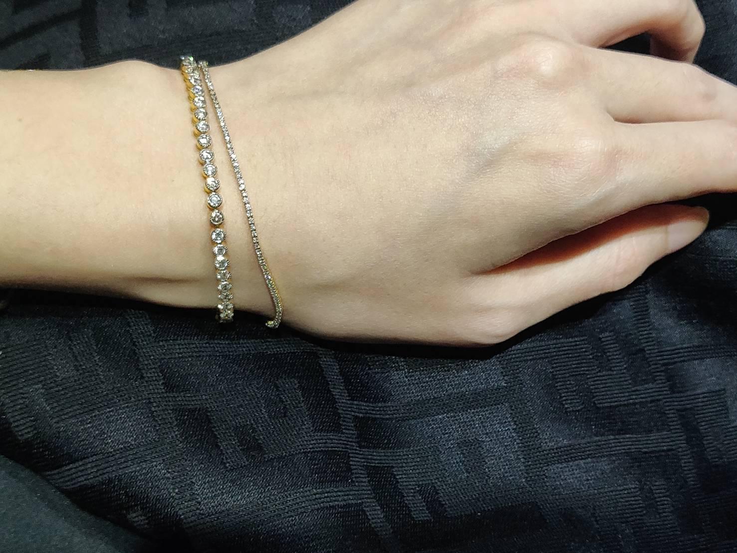 Femenino o masculino Pulsera de tenis con diamantes engastados en bisel en oro amarillo de 18 quilates con detalles milgrain en venta