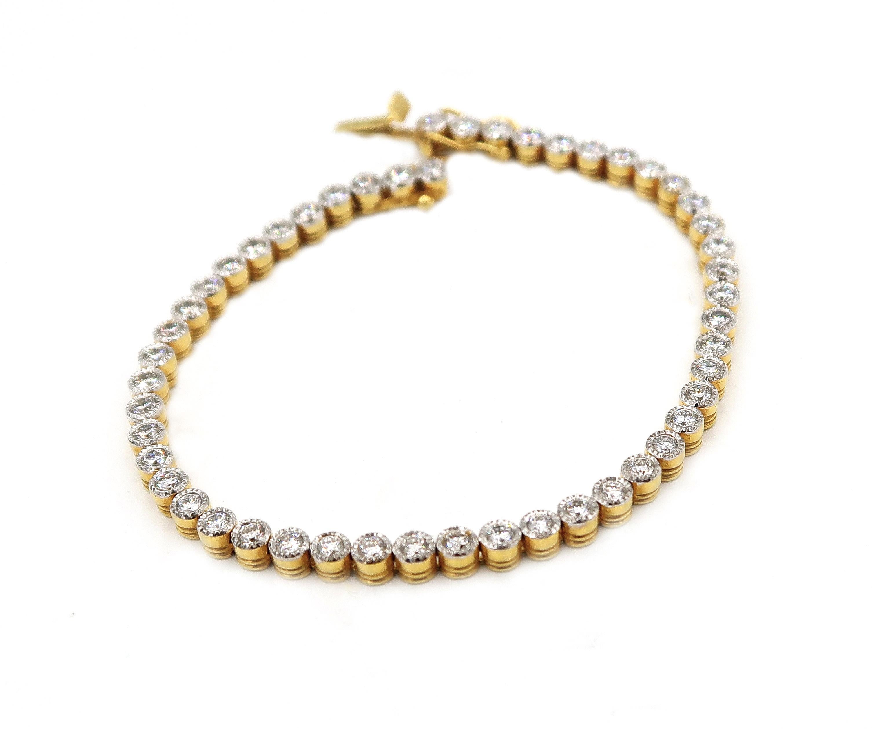 Pulsera de tenis apilable de oro amarillo de 18 quilates con diamantes engastados en bisel y detalles milgrain

Longitud: 7 pulgadas

Oro: Oro amarillo de 18 quilates 14,50 g
Diamante: 2,80 ct