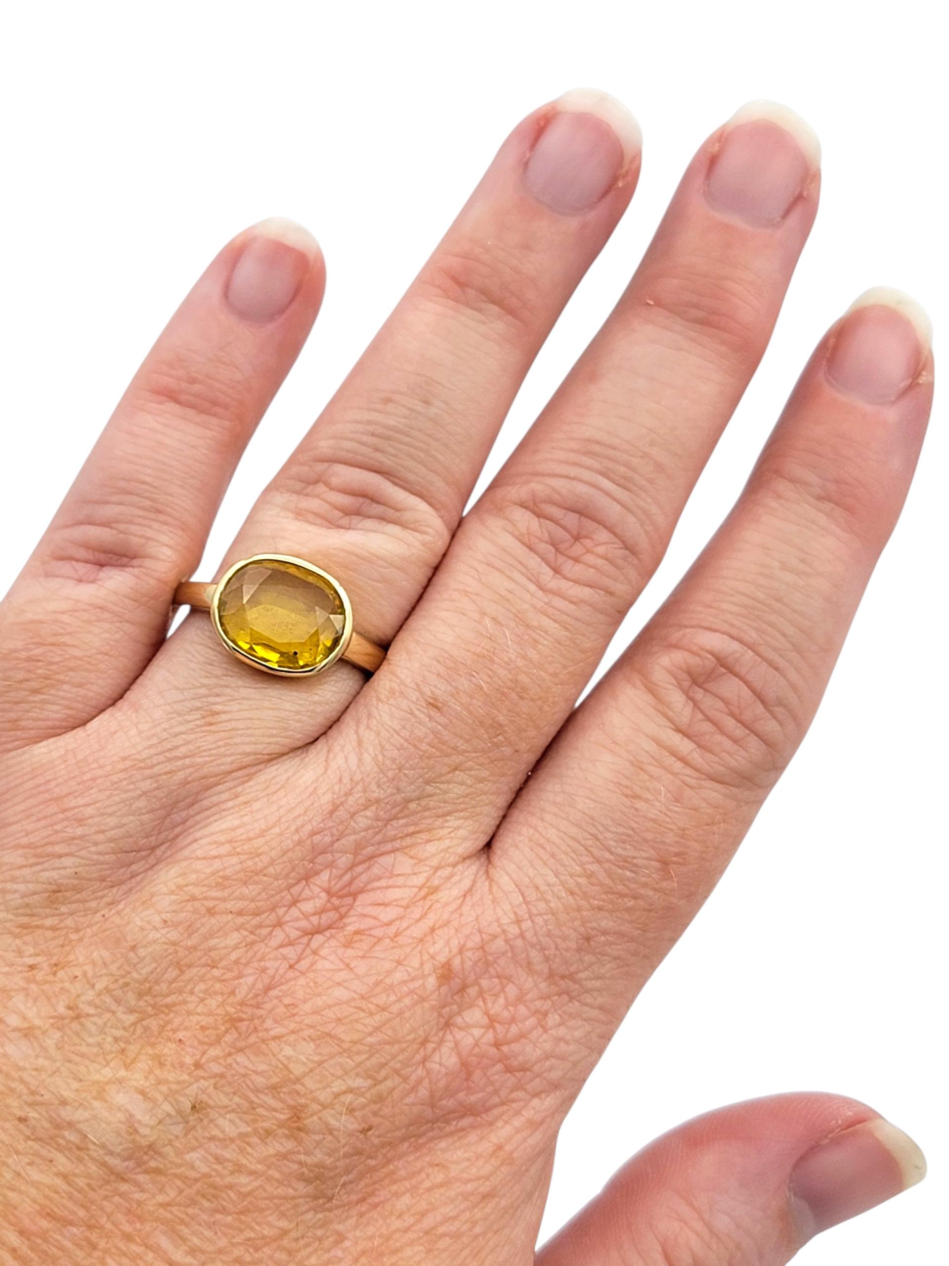 Bague solitaire en or jaune 18 carats sertie d'un chaton et d'un saphir jaune ovale East West 4