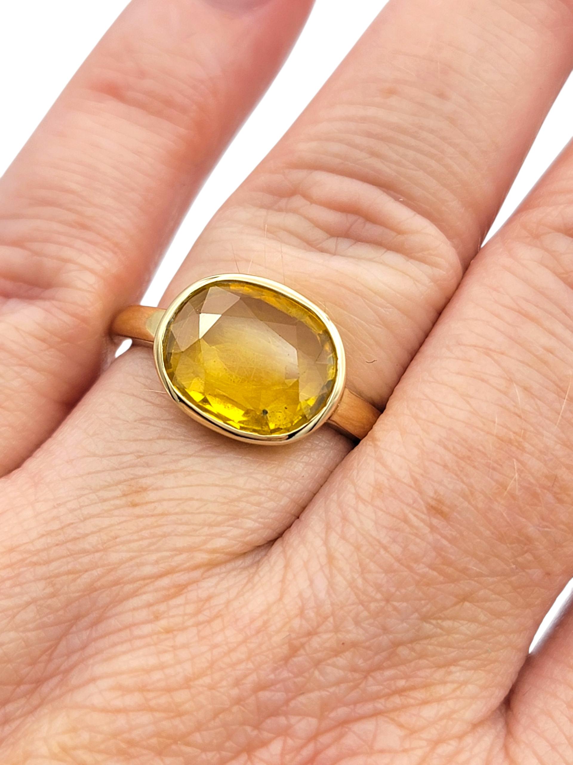 Bague solitaire en or jaune 18 carats sertie d'un chaton et d'un saphir jaune ovale East West 5