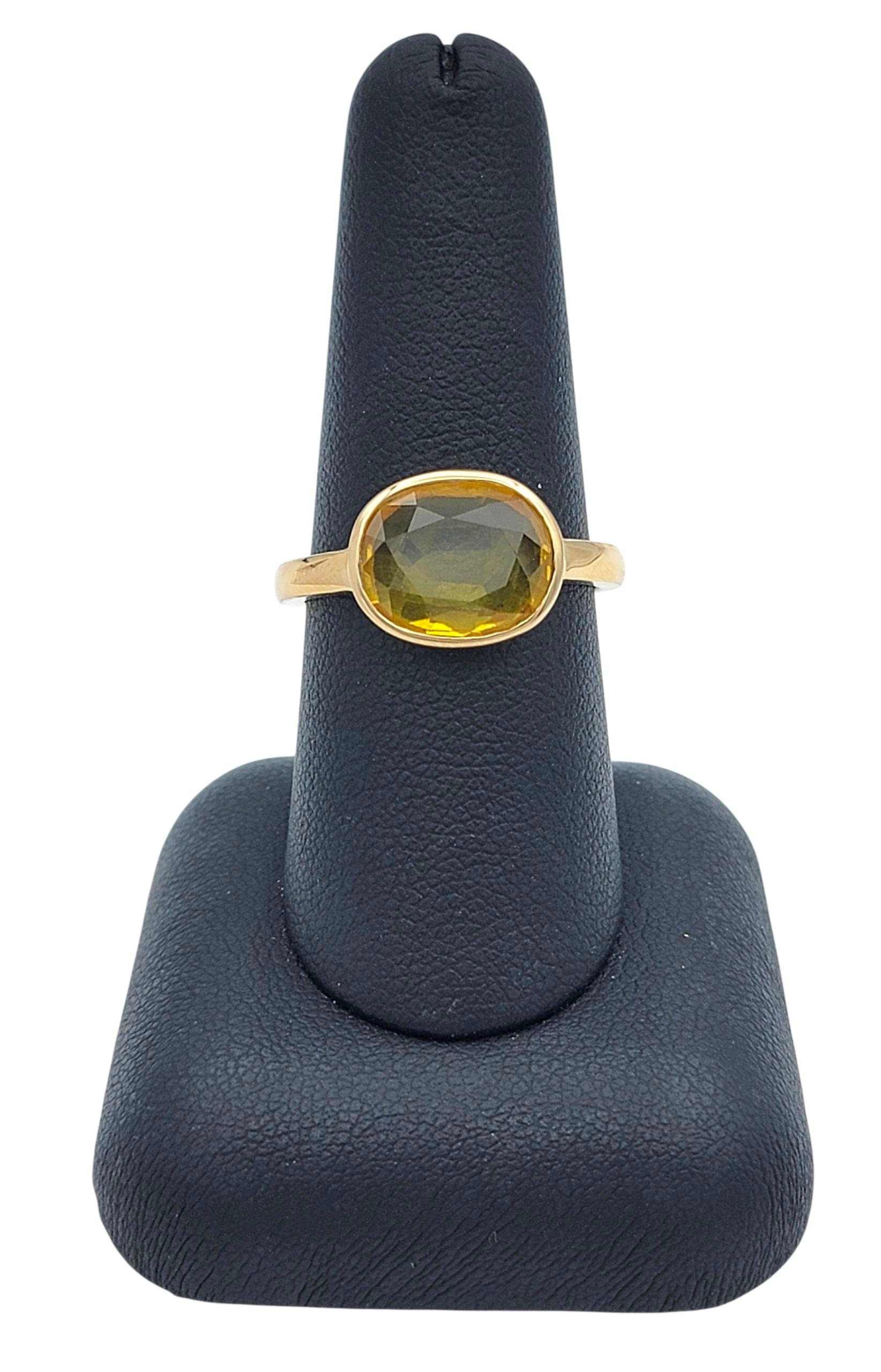 Bague solitaire en or jaune 18 carats sertie d'un chaton et d'un saphir jaune ovale East West 6