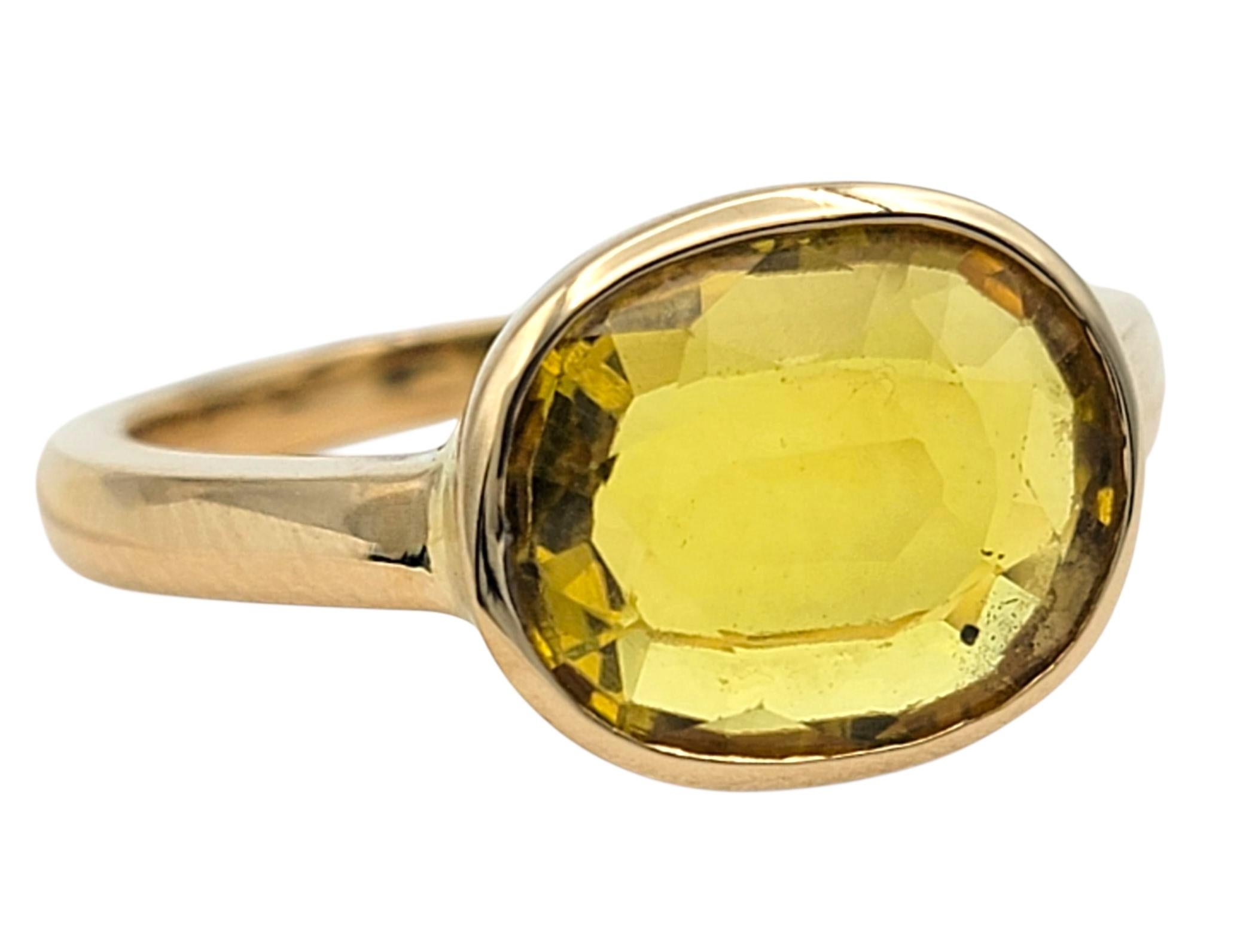 Cette élégante bague met en valeur un vibrant saphir jaune de taille ovale. La riche teinte dorée de la pierre capte magnifiquement la lumière, offrant une chaleur rayonnante qui la rend à la fois raffinée et remarquable.

Serti dans de l'or jaune