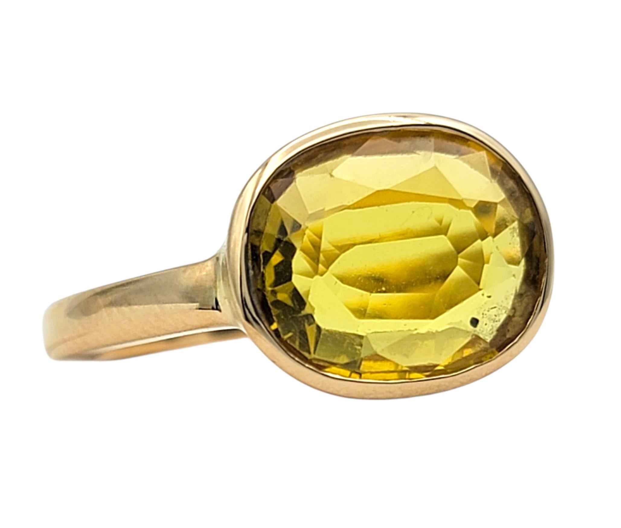 Contemporain Bague solitaire en or jaune 18 carats sertie d'un chaton et d'un saphir jaune ovale East West