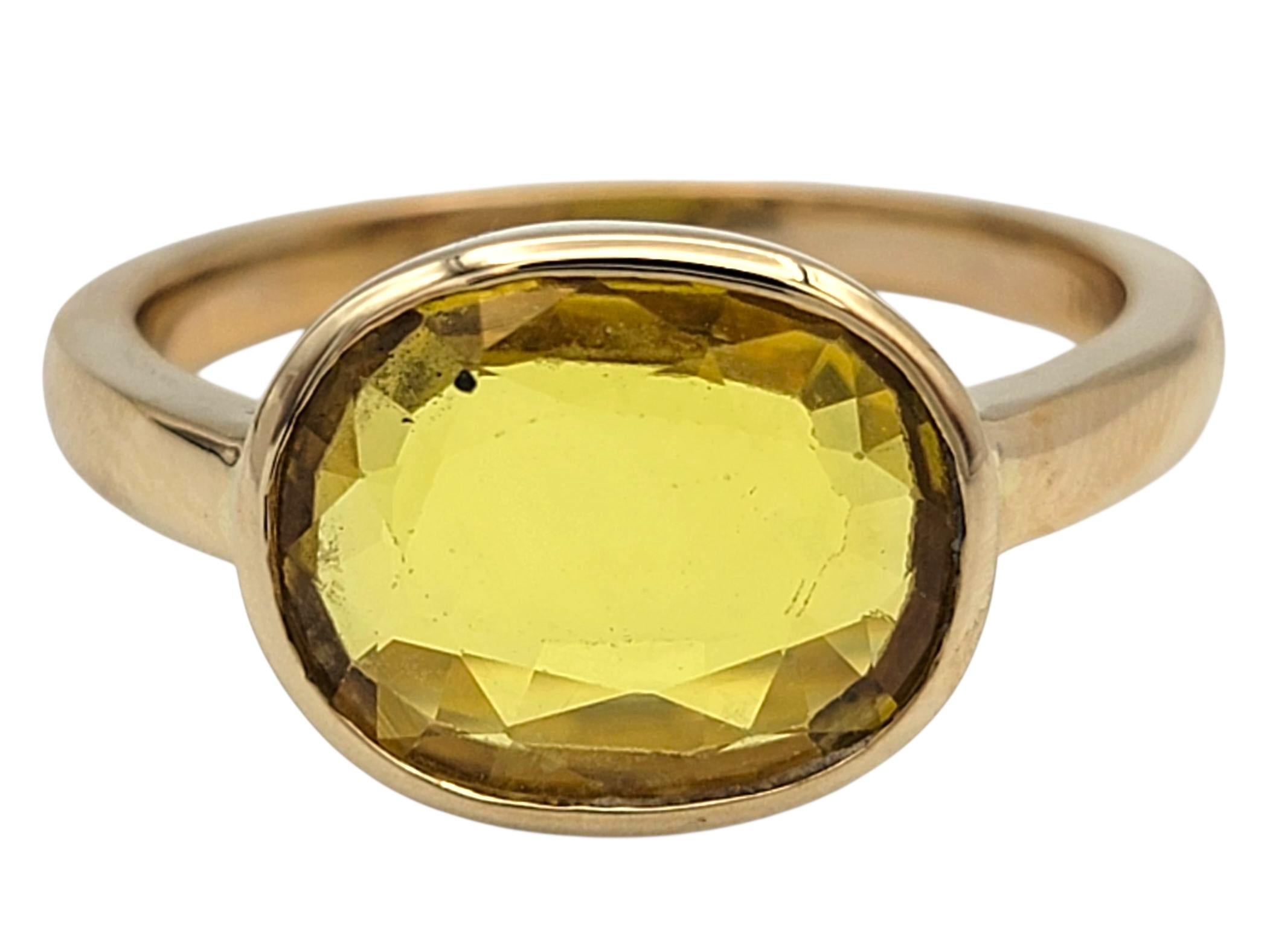 Taille ovale Bague solitaire en or jaune 18 carats sertie d'un chaton et d'un saphir jaune ovale East West