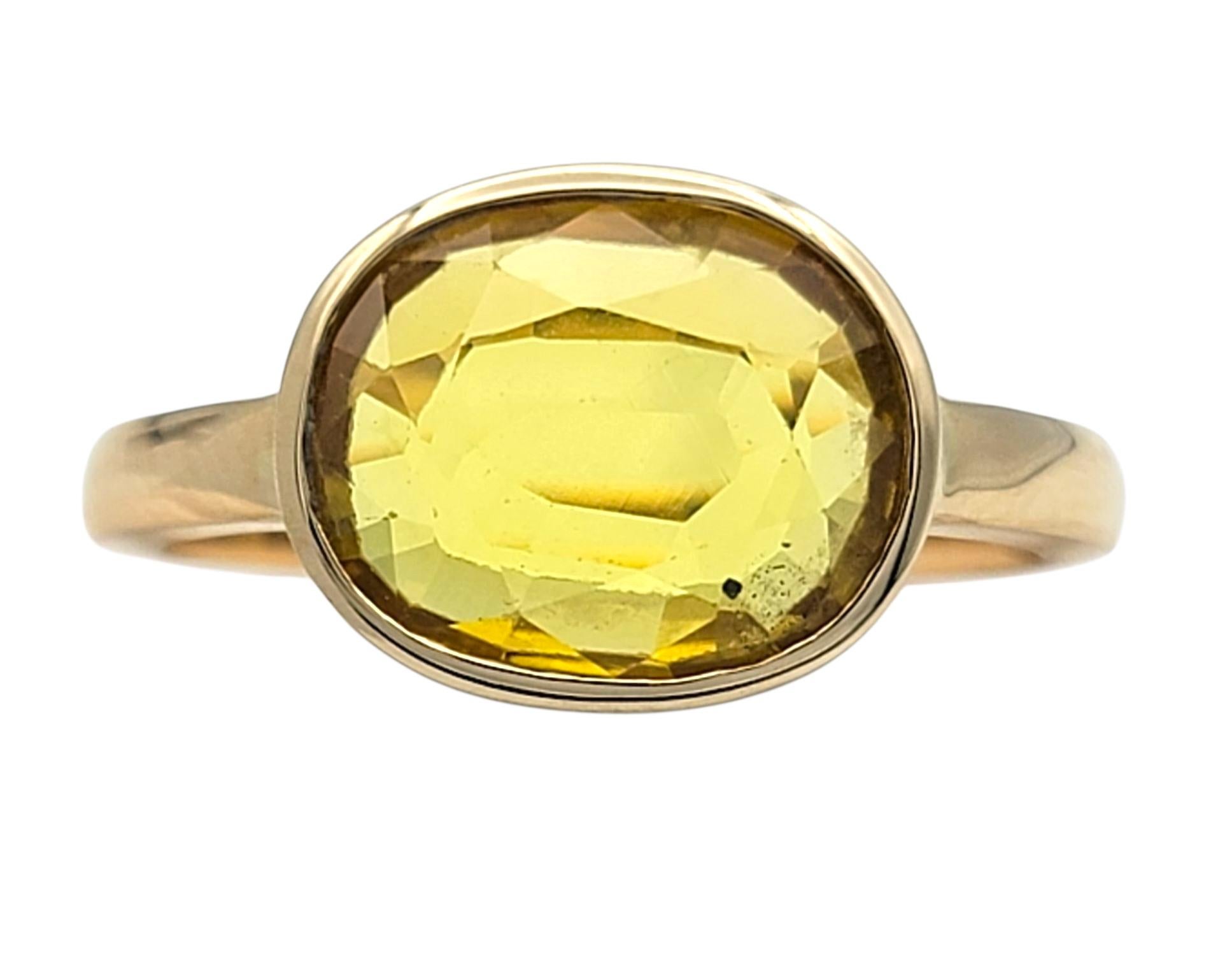Bague solitaire en or jaune 18 carats sertie d'un chaton et d'un saphir jaune ovale East West 1
