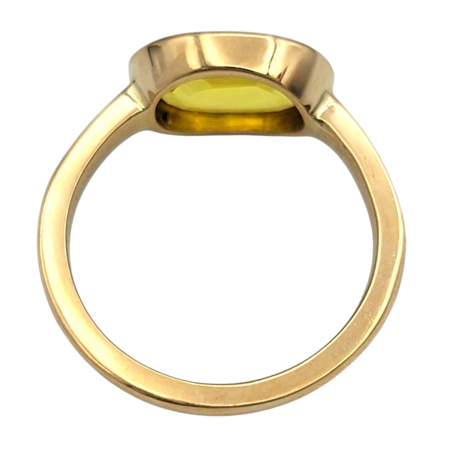 Bague solitaire en or jaune 18 carats sertie d'un chaton et d'un saphir jaune ovale East West 2