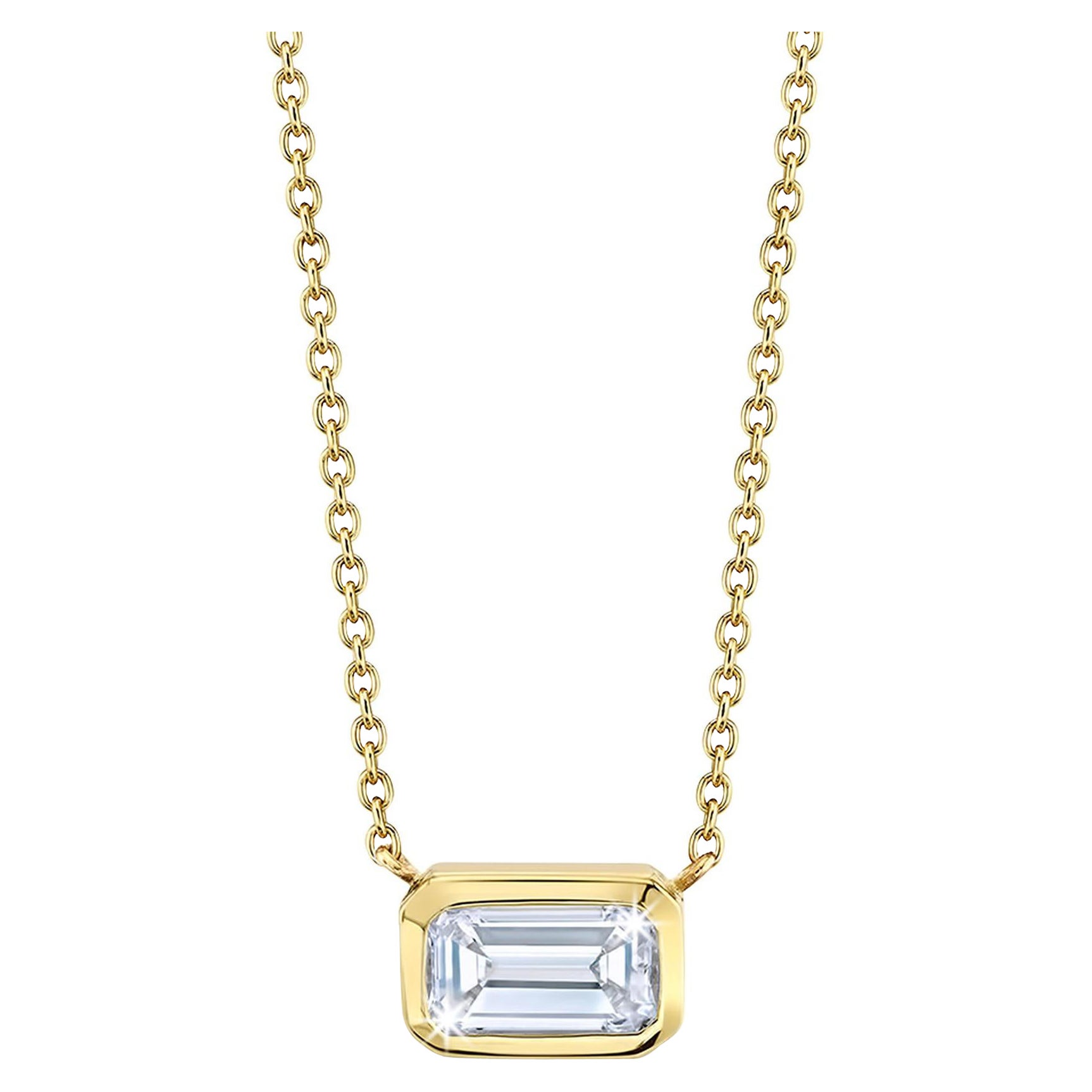 Collar de diamantes en oro de 18 quilates con engaste biselado talla esmeralda