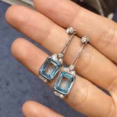 Pendientes colgantes de oro blanco de 14 quilates con diamantes y topacio azul talla esmeralda engastados en bisel