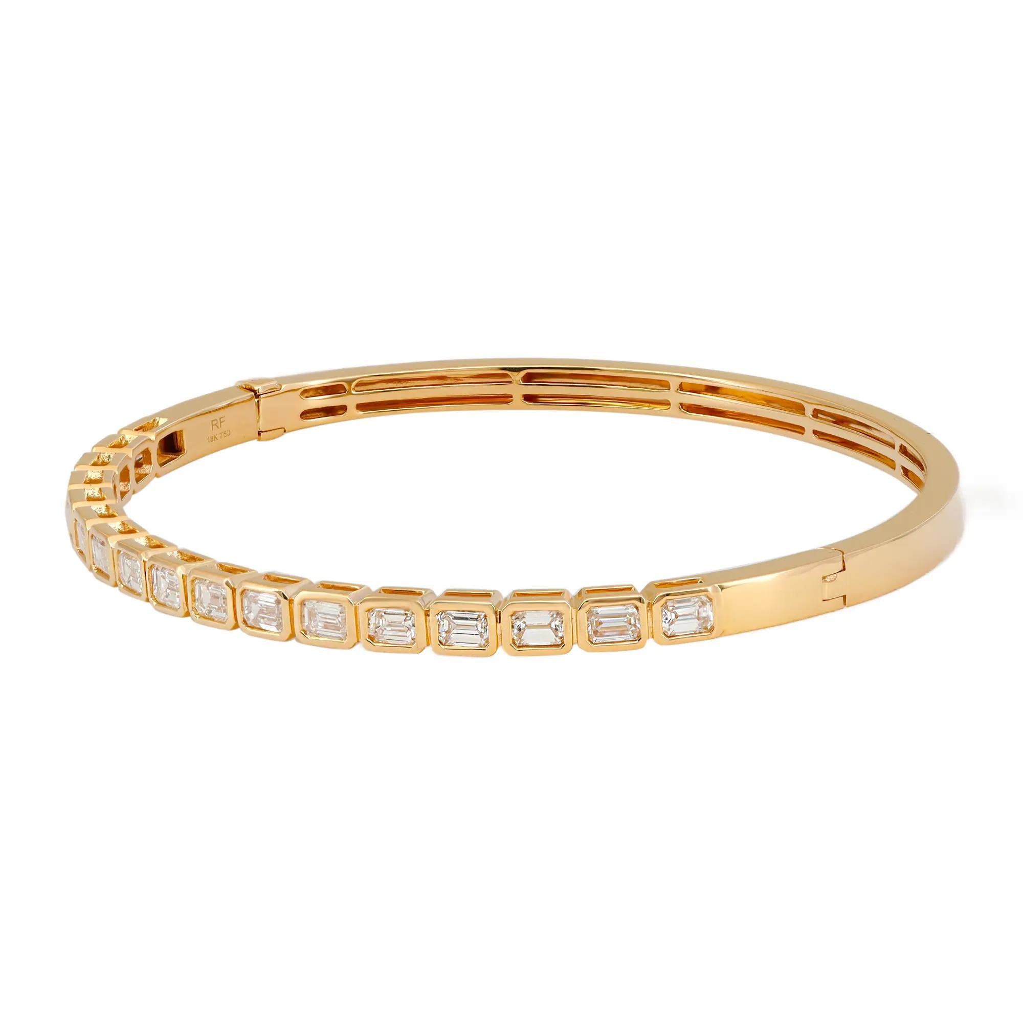 Ce bracelet joliment confectionné présente 17 diamants étincelants de taille émeraude incrustés horizontalement à mi-hauteur du bracelet en serti clos. Fabriqué en or jaune 18 carats hautement poli. Poids total des diamants : 1,94 carats. Qualité du