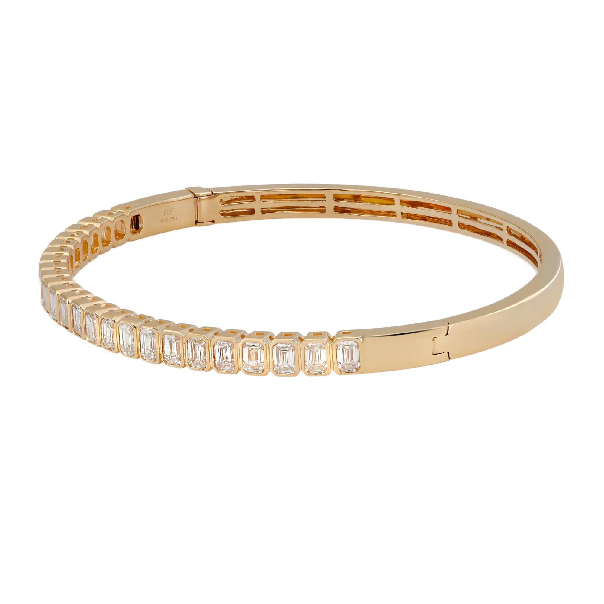 Ce bracelet joliment confectionné présente 25 diamants étincelants de taille émeraude incrustés à mi-hauteur du bracelet en serti clos. Fabriqué en or jaune 18 carats. Poids total des diamants : 2,52 carats. Qualité du diamant : Couleur G-H et