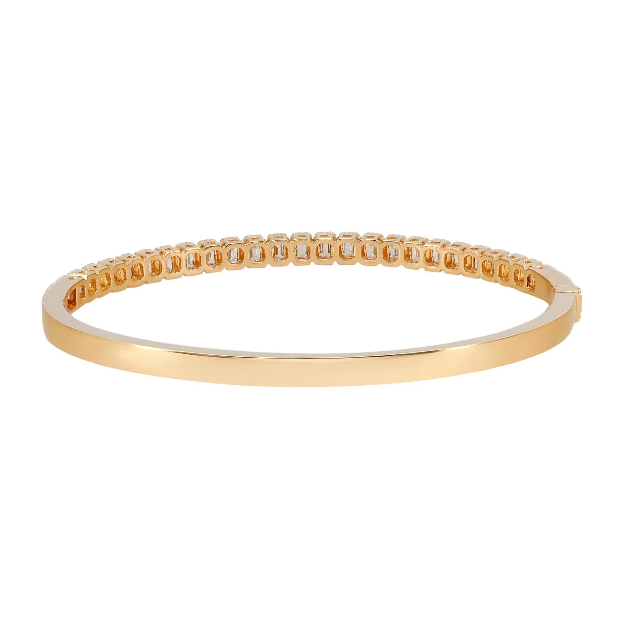Moderne Bracelet jonc en or jaune 18 carats avec diamants taille émeraude sertis sur le chaton 2,52 carats en vente