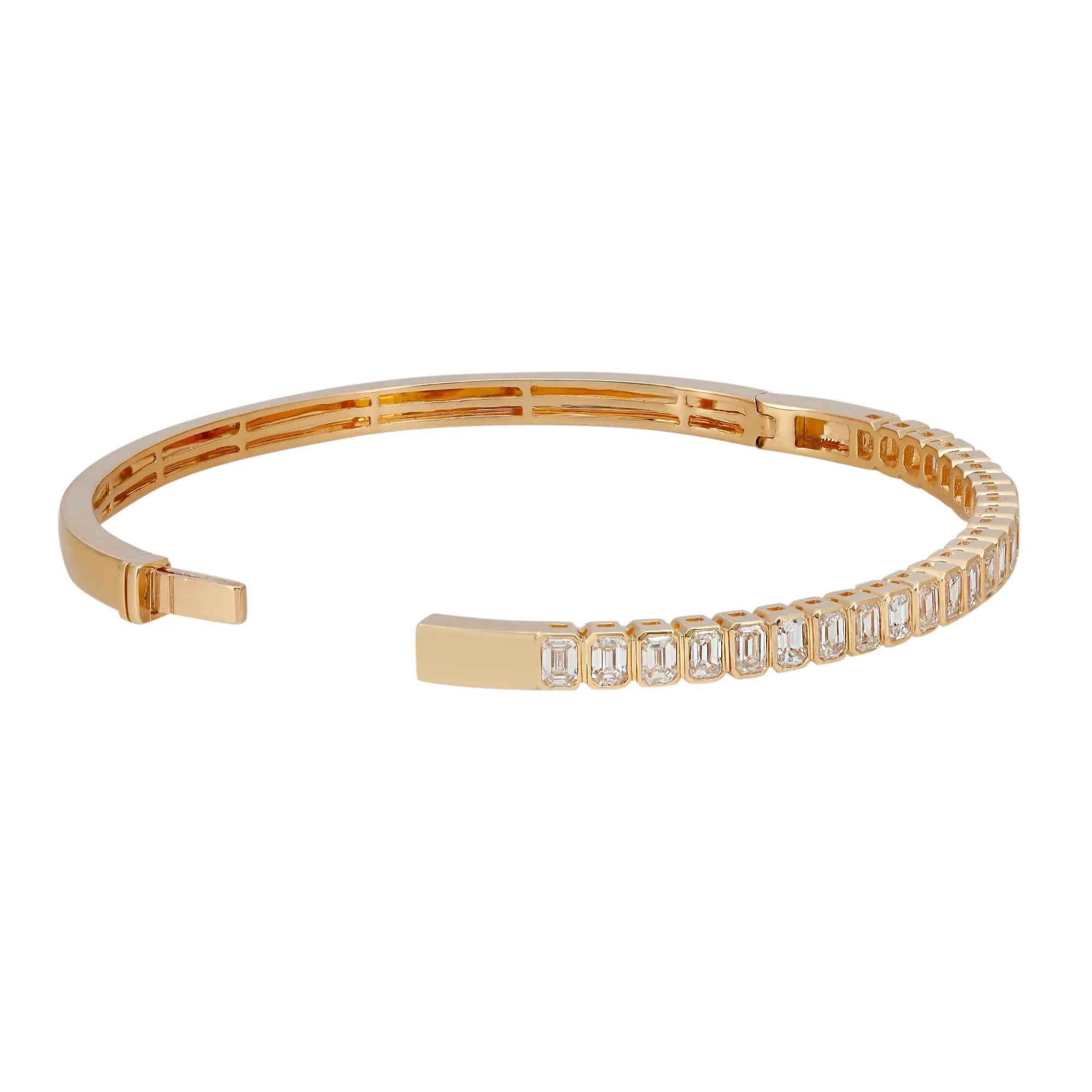 Taille émeraude Bracelet jonc en or jaune 18 carats avec diamants taille émeraude sertis sur le chaton 2,52 carats en vente