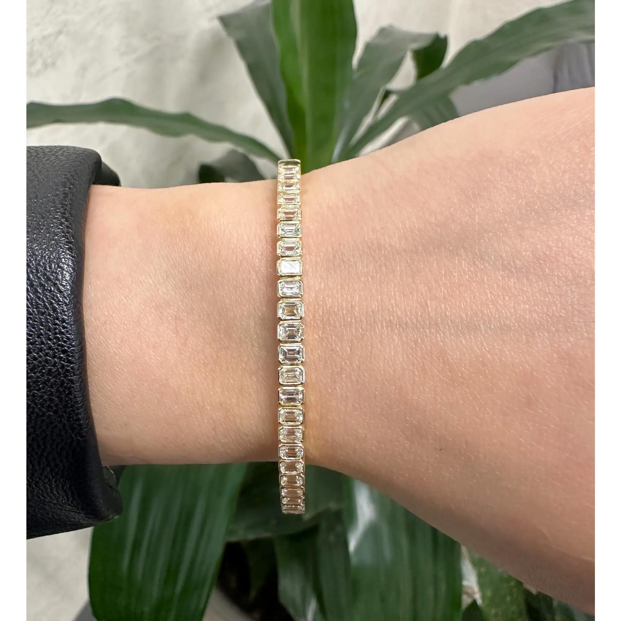 Bracelet jonc en or jaune 18 carats avec diamants taille émeraude sertis sur le chaton 2,52 carats Neuf - En vente à New York, NY
