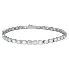 Bracelet tennis en or blanc 18 carats serti d'un diamant taille émeraude de 5,48 ct. pt. 7 pouces