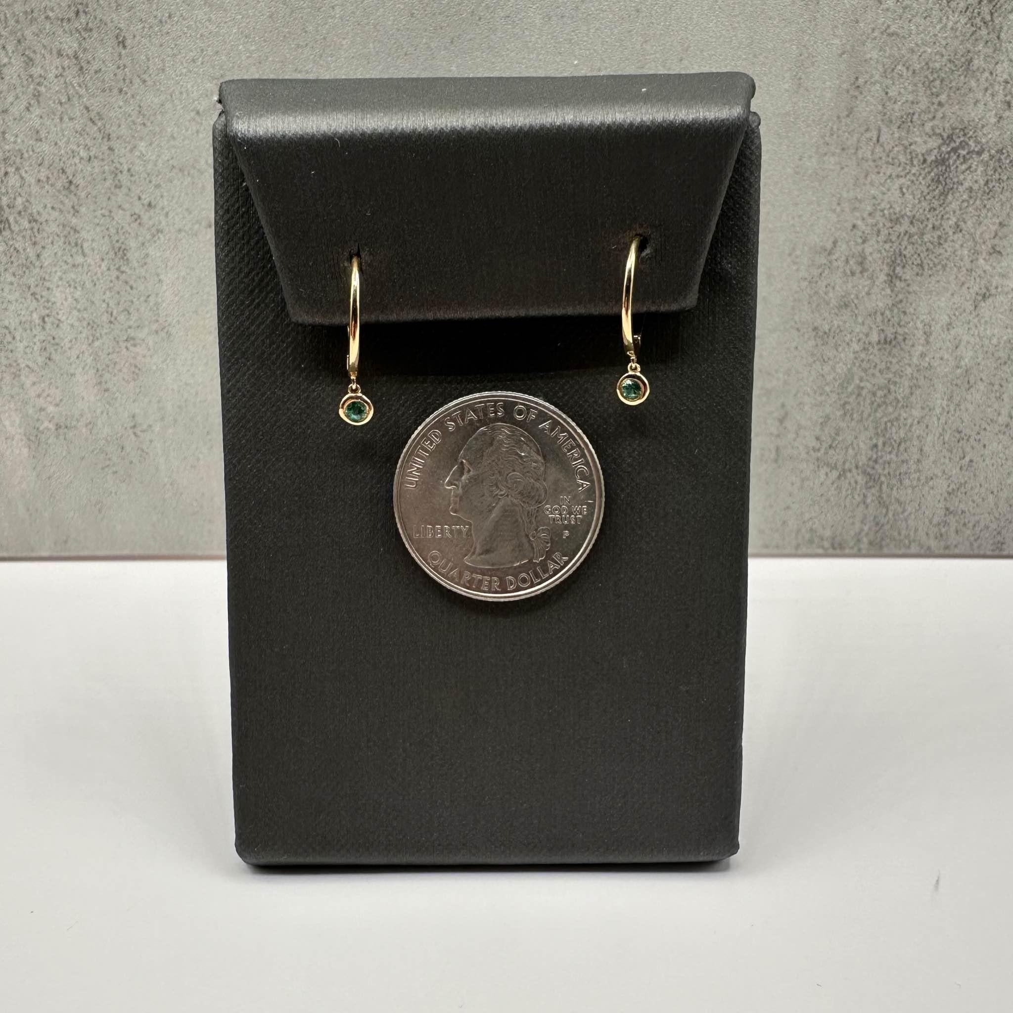 Pendants d'oreilles en or jaune 14 carats avec émeraudes 0,15 carat Neuf - En vente à West Hempstead, NY