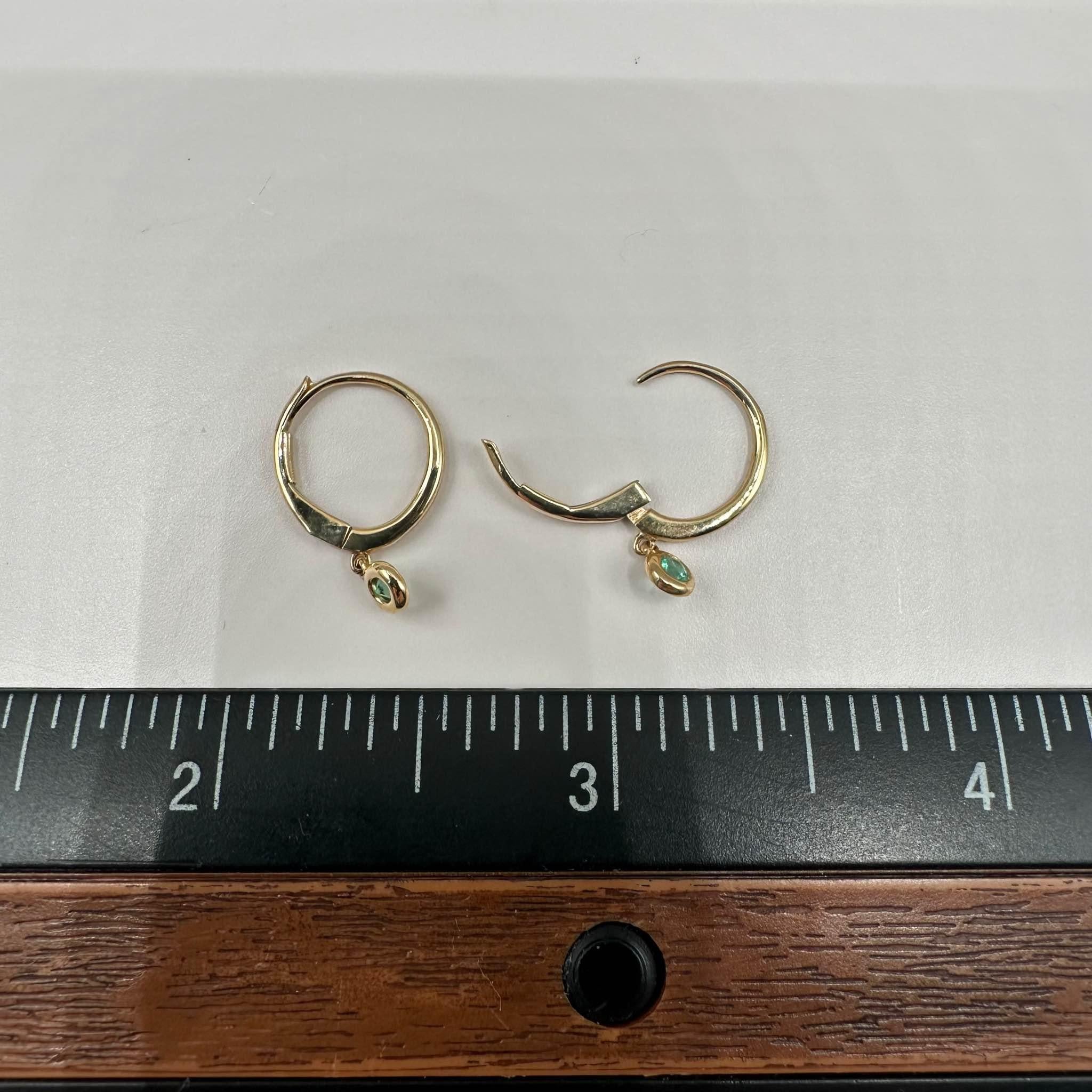 Pendants d'oreilles en or jaune 14 carats avec émeraudes 0,15 carat Unisexe en vente