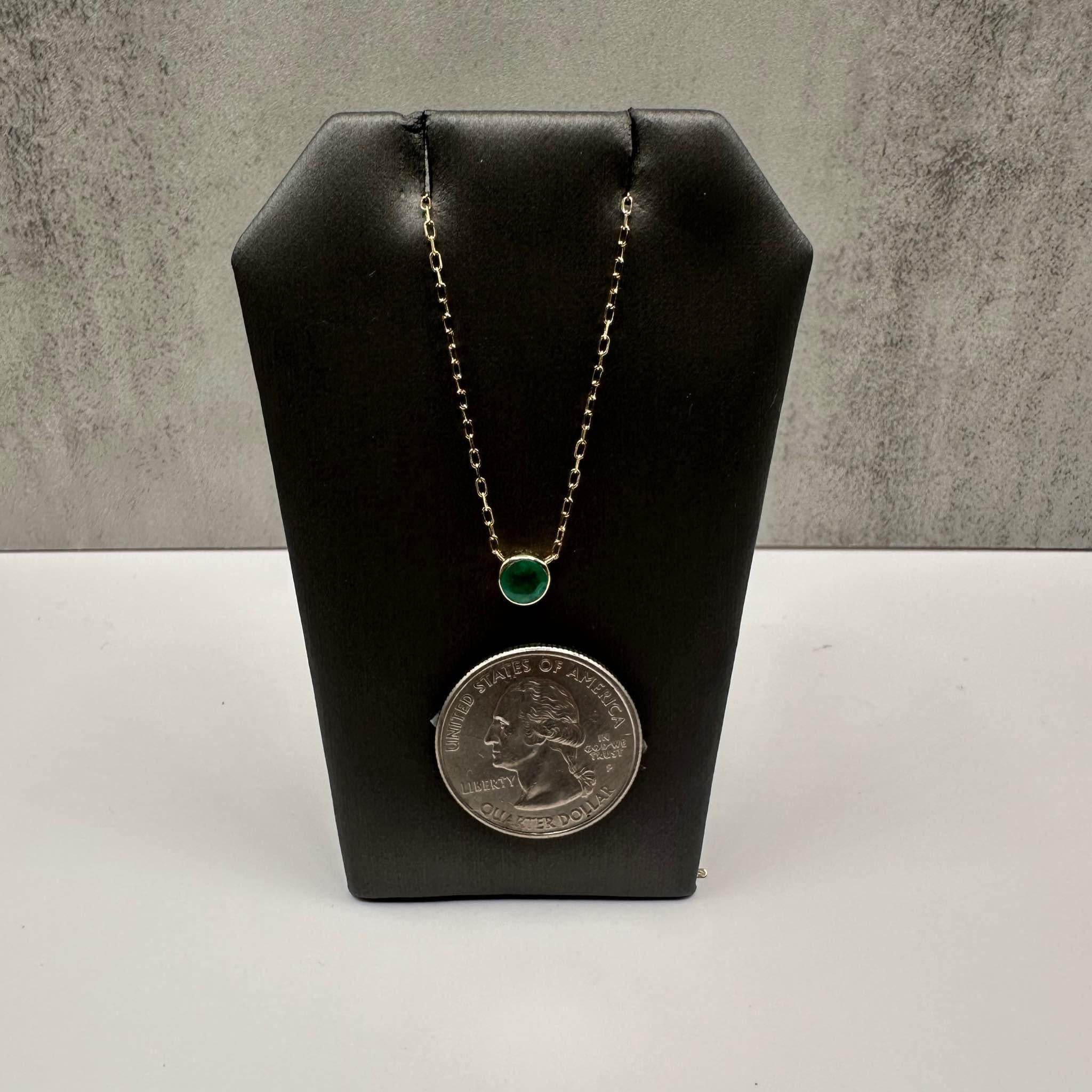 Taglio rotondo Collana con smeraldo incastonato in oro giallo 14kt - Smeraldo 0,55, regolabile, nuova in vendita