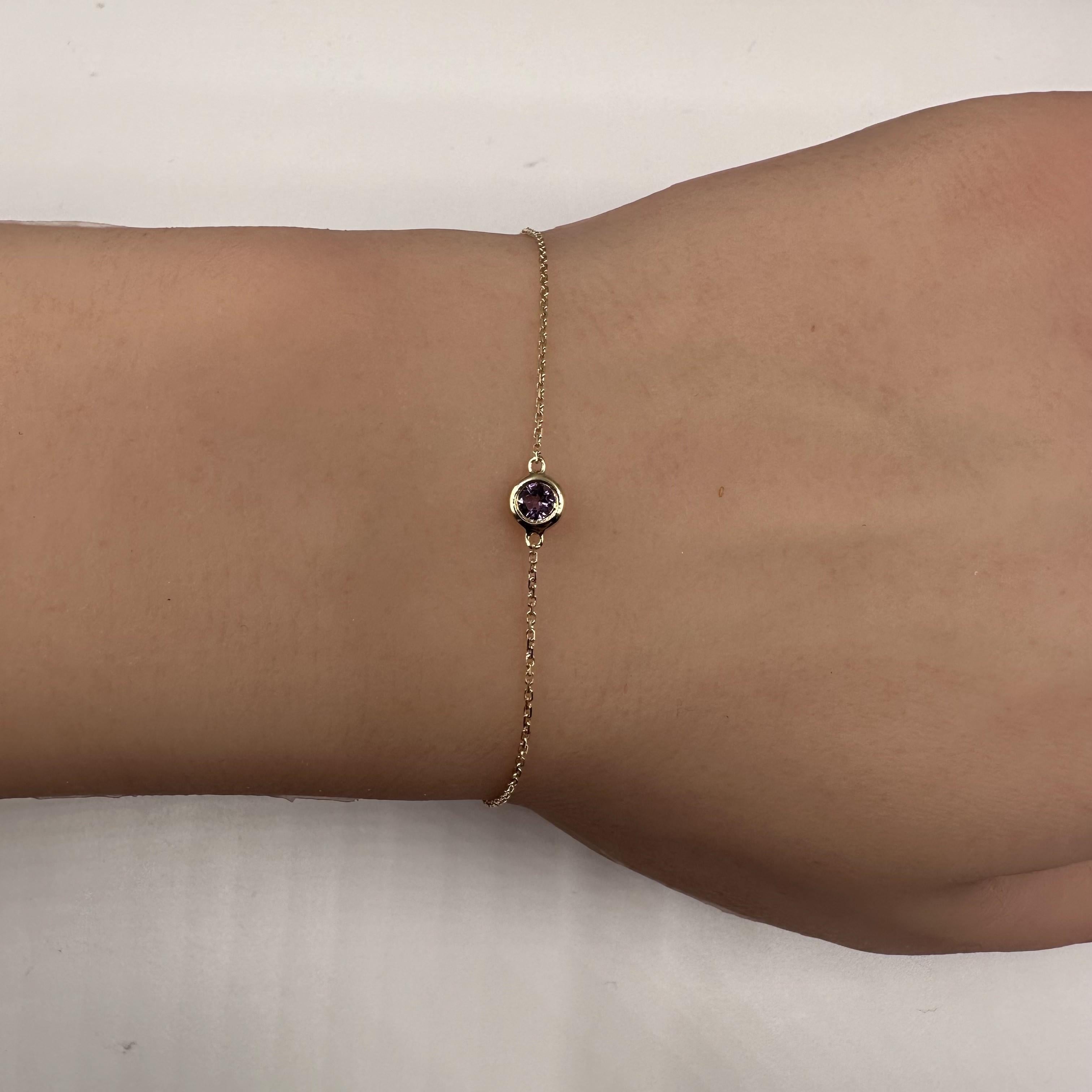 Pulsera de oro amarillo de 14 quilates con piedras preciosas engastadas en bisel - Amatista 0,12 ctw, ajustable en Nuevo estado para la venta en West Hempstead, NY