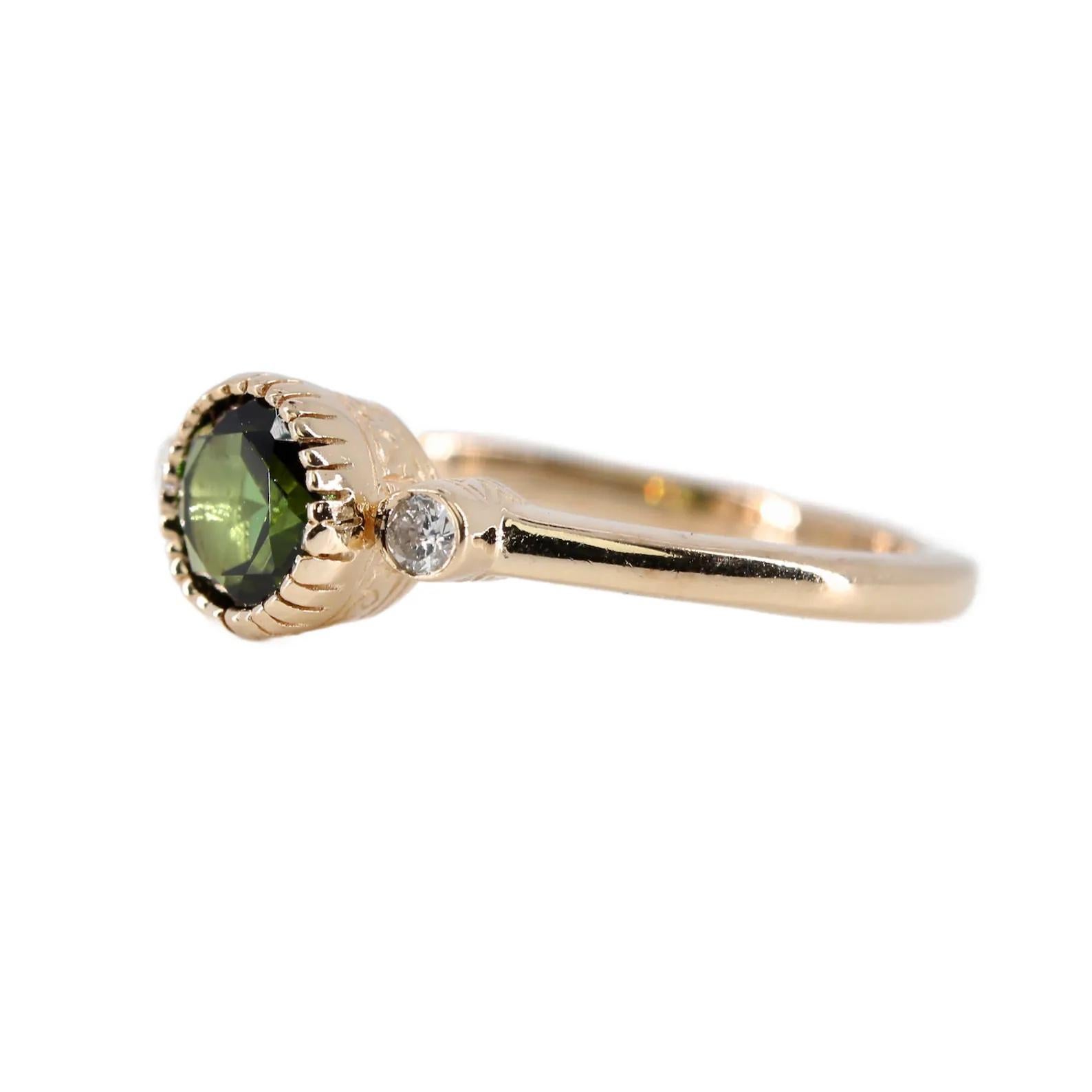 Ring mit drei Steinen aus grünem Turmalin und Diamanten in Lünette aus 14 Karat Gelbgold (Rundschliff) im Angebot