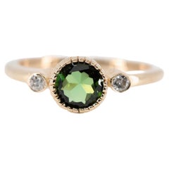 Ring mit drei Steinen aus grünem Turmalin und Diamanten in Lünette aus 14 Karat Gelbgold