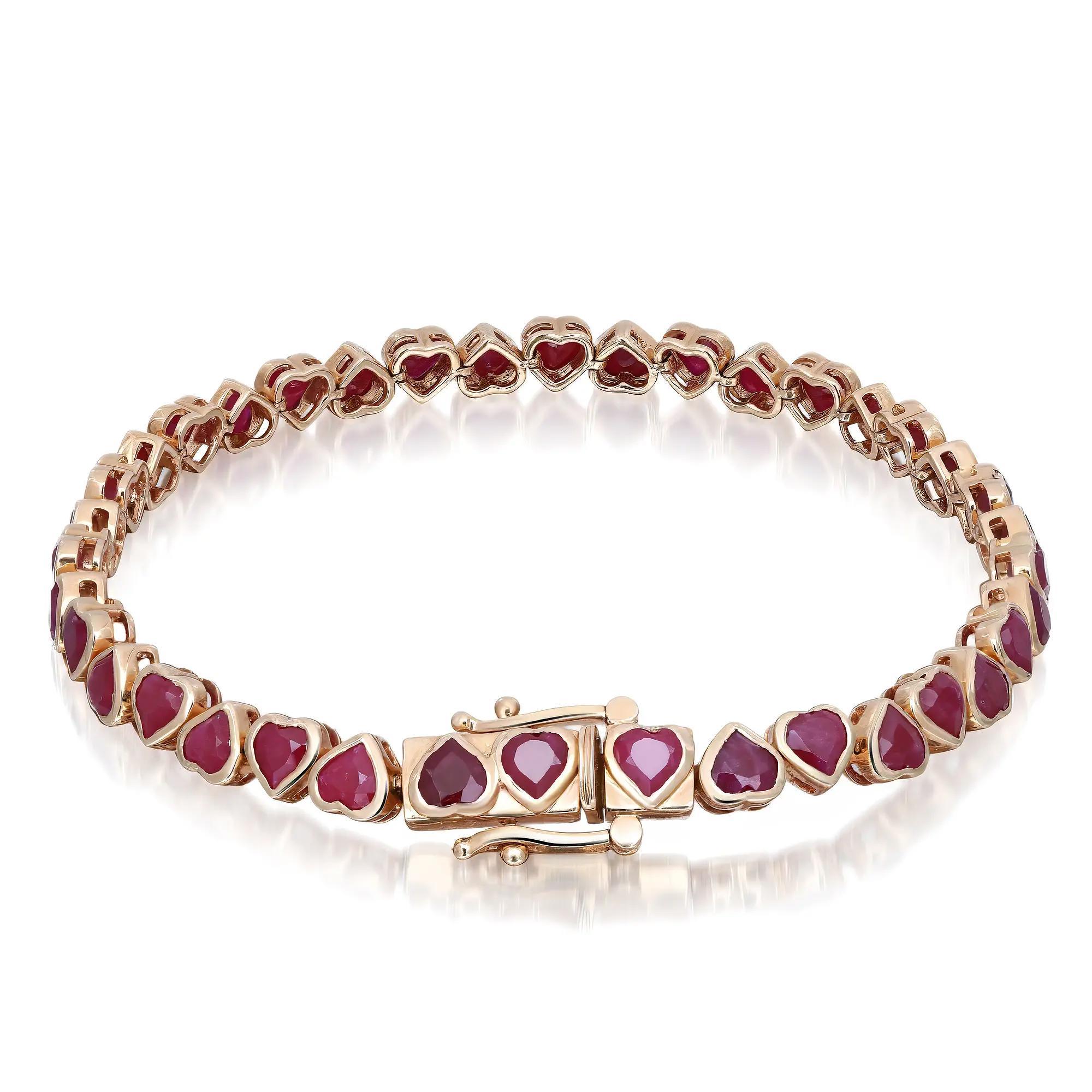 Questo bellissimo bracciale tennis con rubino emana raffinatezza. Realizzato in oro giallo 14K, presenta 38 rubini a forma di cuore incastonati in un castone. Peso totale dei rubini: 11,10 carati. Lunghezza del bracciale: 7 pollici. Larghezza: 5 mm.