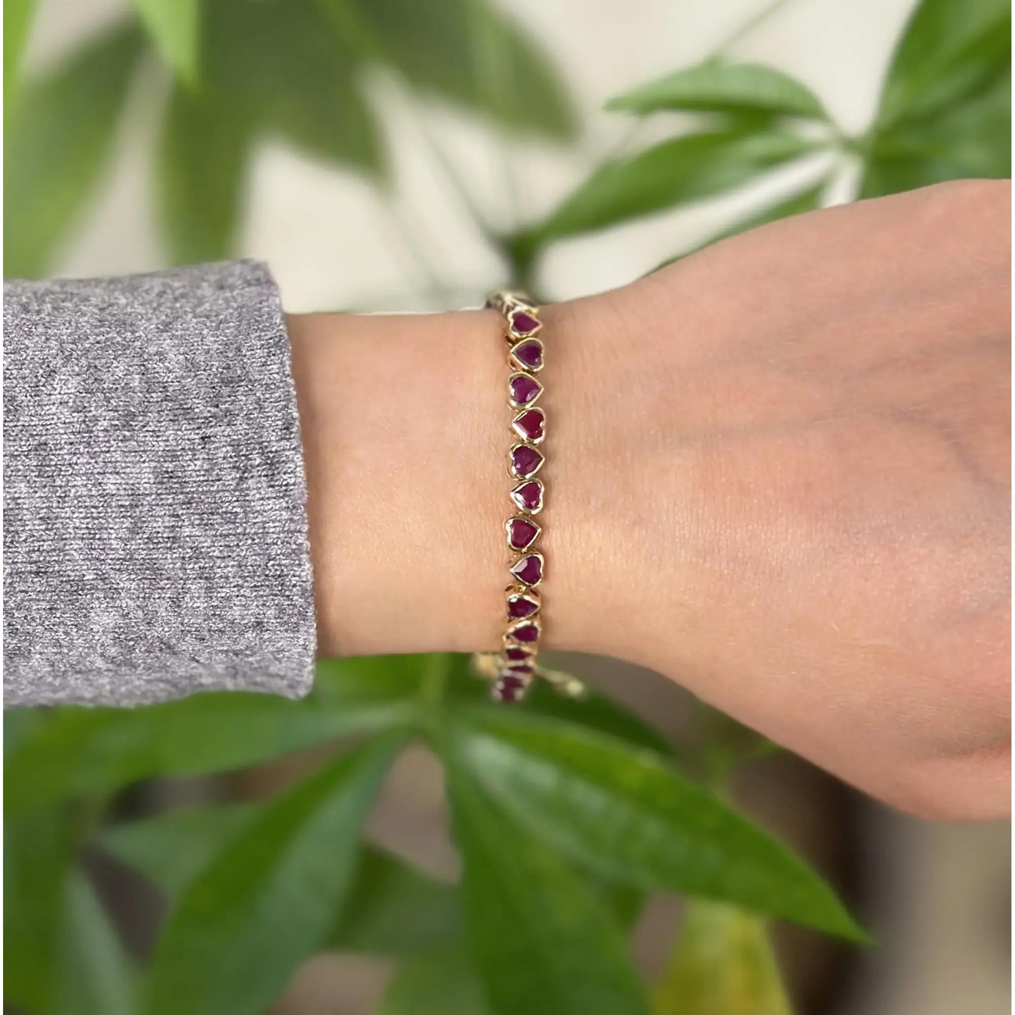 Cuore Bracciale tennis con rubino a forma di cuore incastonato in oro giallo 14K 11.10Ctw 7 pollici in vendita
