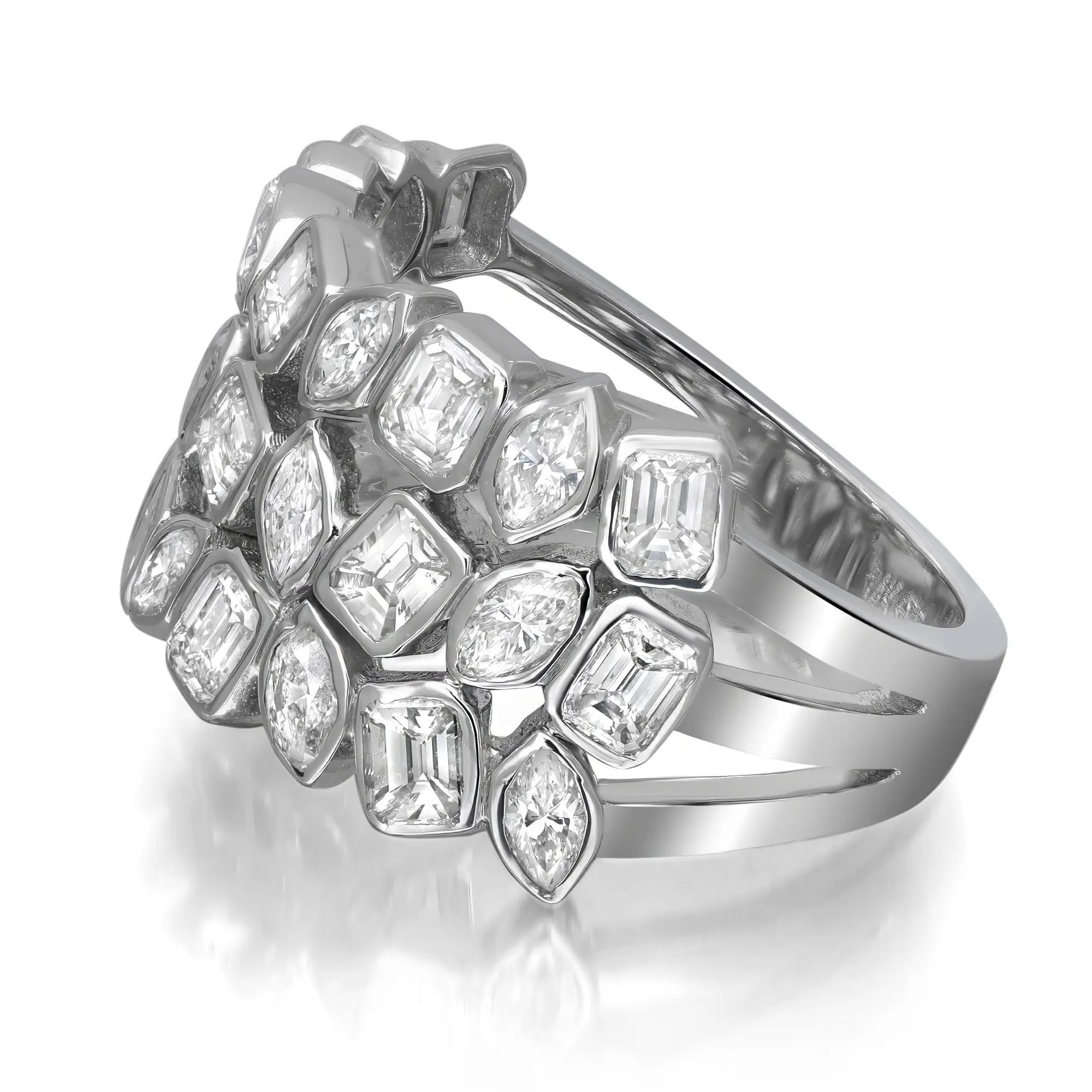 Cette audacieuse et magnifique bague à large bande de diamants met en valeur des diamants de taille marquise et émeraude sertis en chaton dans un design moderne et unique. Fabriqué en or blanc 14 carats. Poids total des diamants : 2,59 carats.