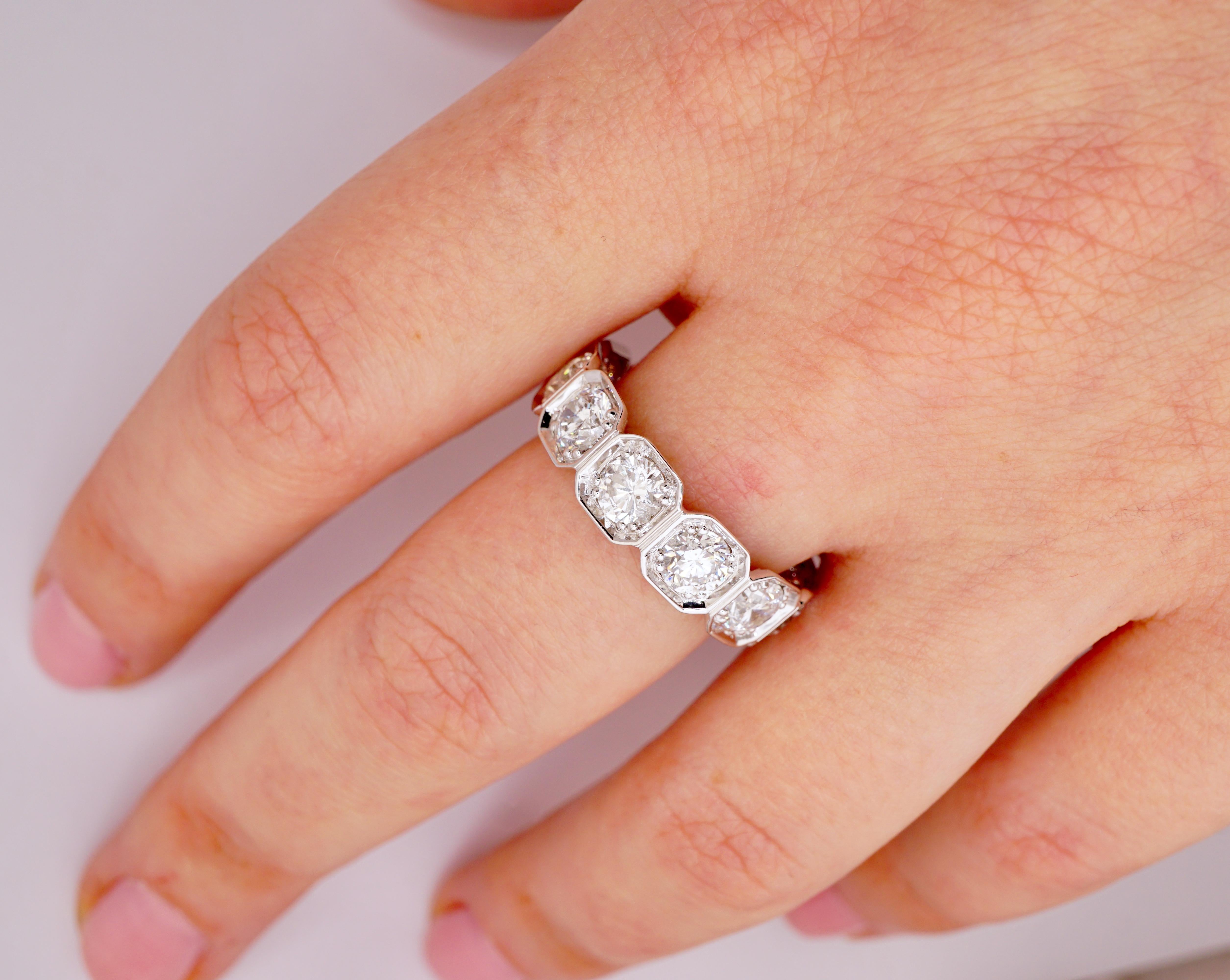 Achteckiger Eternity-Ehering in 14K Weiß mit 4,90 Karat rundem Diamanten in der Lünette  (Zeitgenössisch) im Angebot