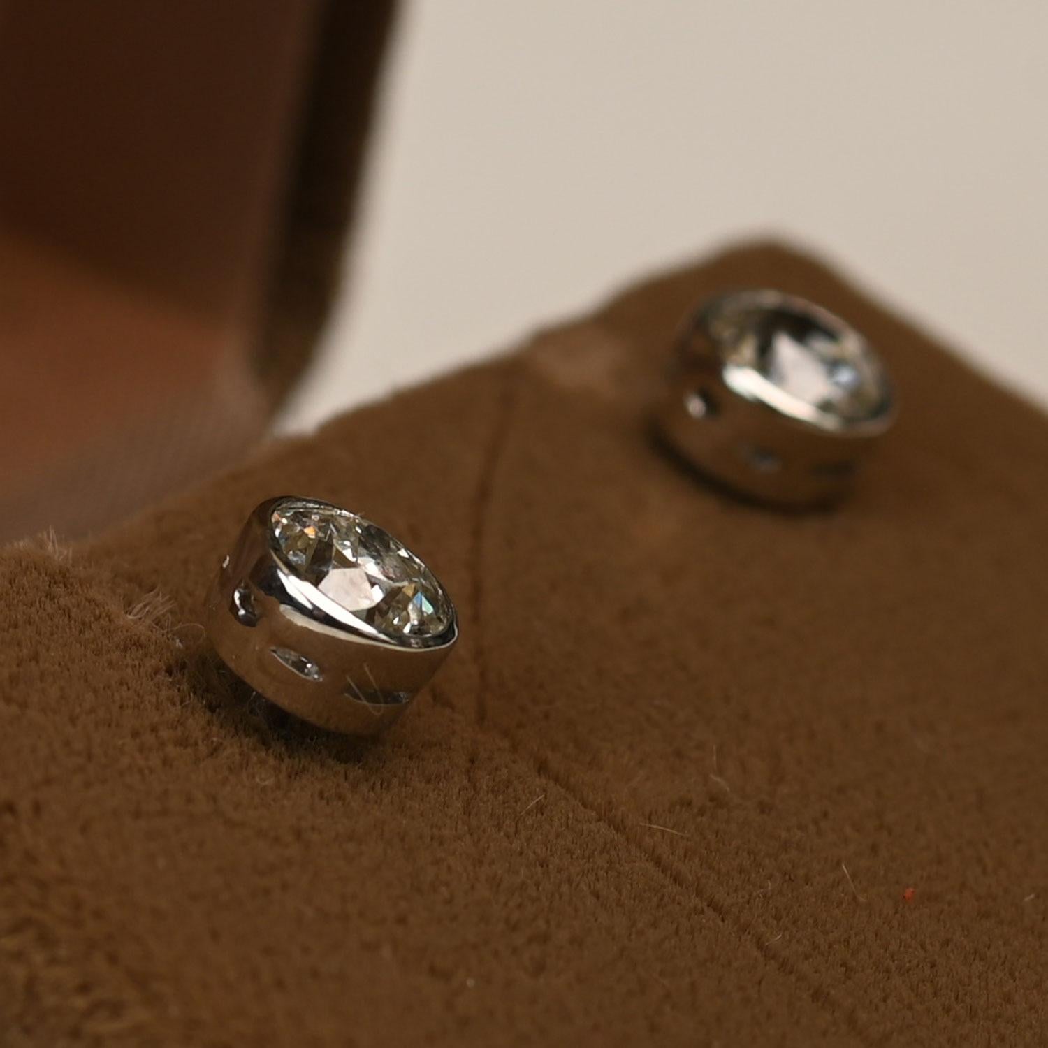 Cette élégante paire de boucles d'oreilles en diamant présente deux diamants de taille ancienne européenne, pesant chacun environ 0,8 carat, pour un poids total de 1,6 carat. Les diamants affichent une couleur L chaude et une pureté VS2-SI1, offrant