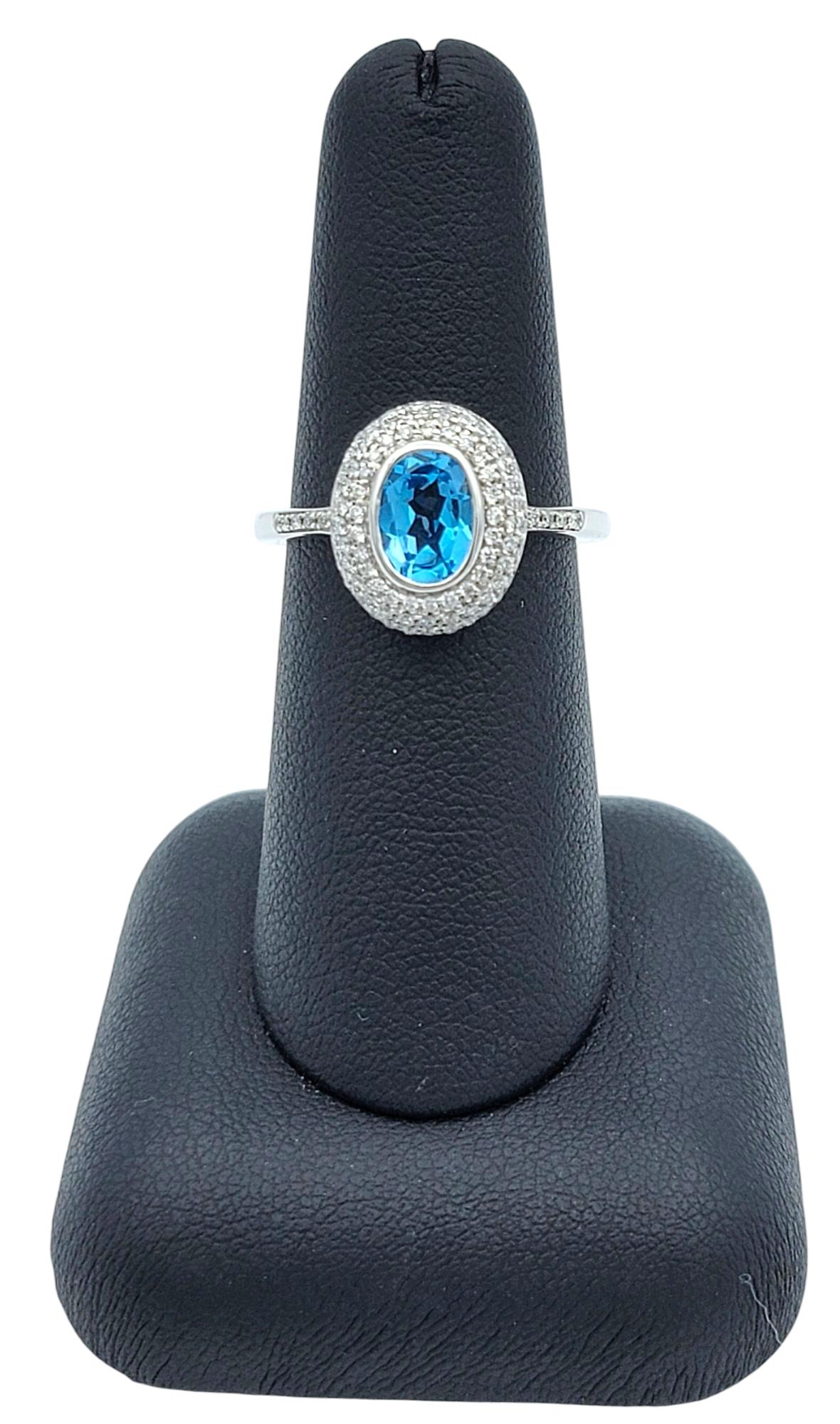 Ovaler blauer Topas und doppelter Diamant-Halo-Ring aus 14 Karat Weißgold mit Lünette im Angebot 4