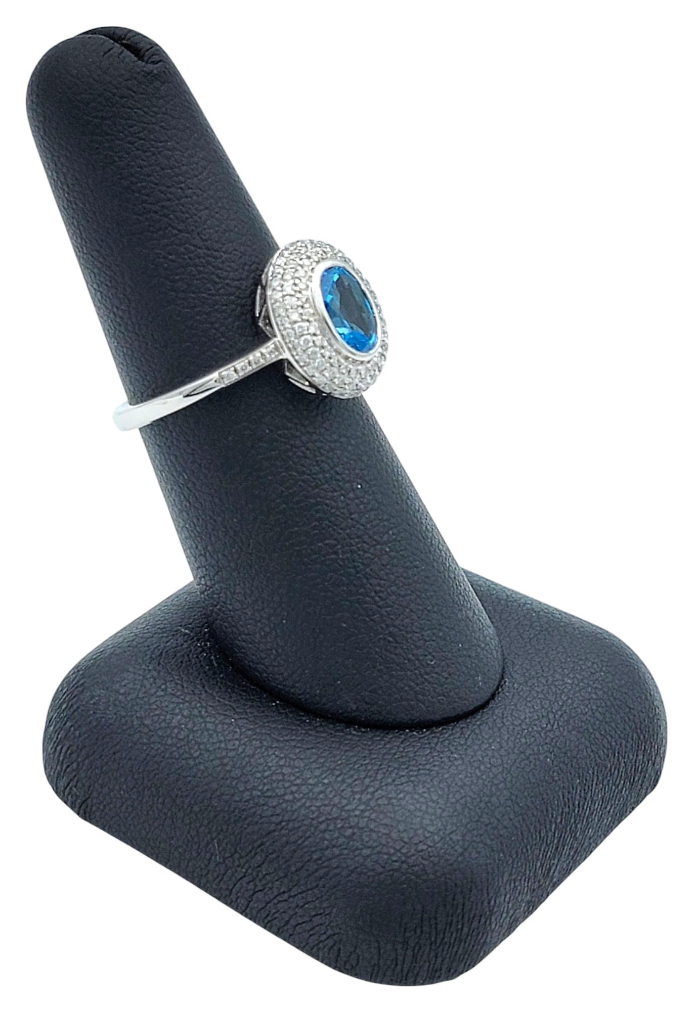 Ovaler blauer Topas und doppelter Diamant-Halo-Ring aus 14 Karat Weißgold mit Lünette im Angebot 5