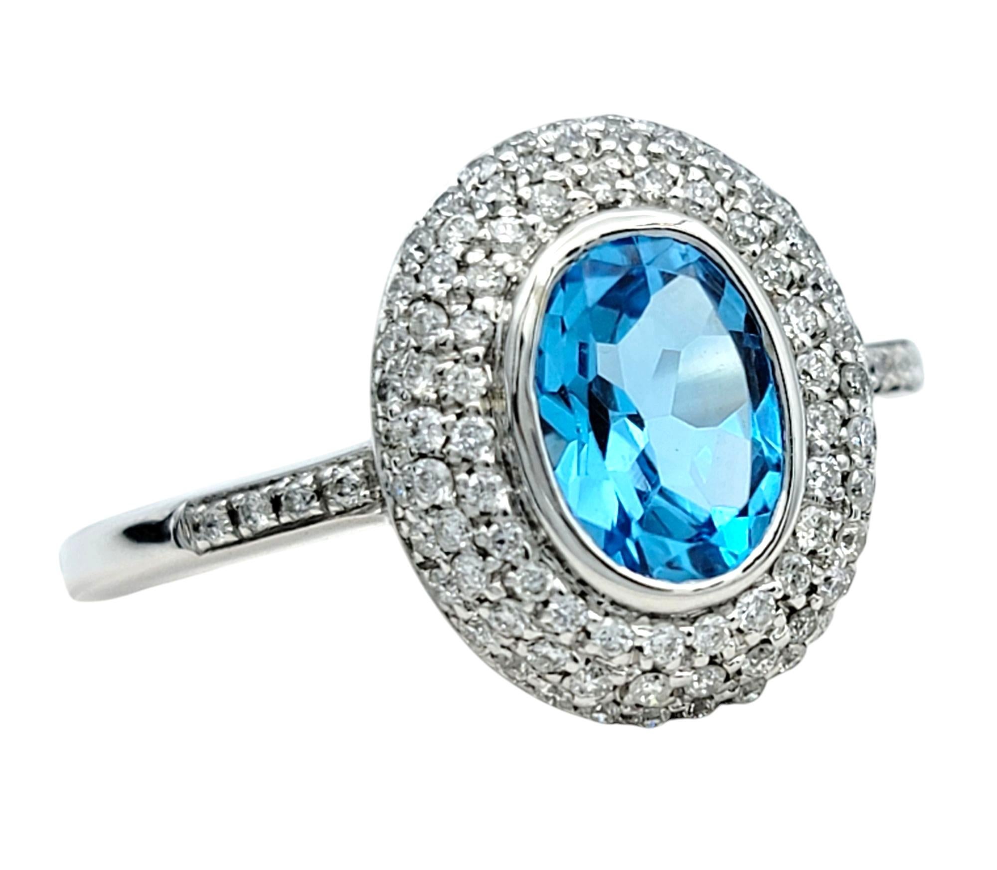 Ovaler blauer Topas und doppelter Diamant-Halo-Ring aus 14 Karat Weißgold mit Lünette (Zeitgenössisch) im Angebot