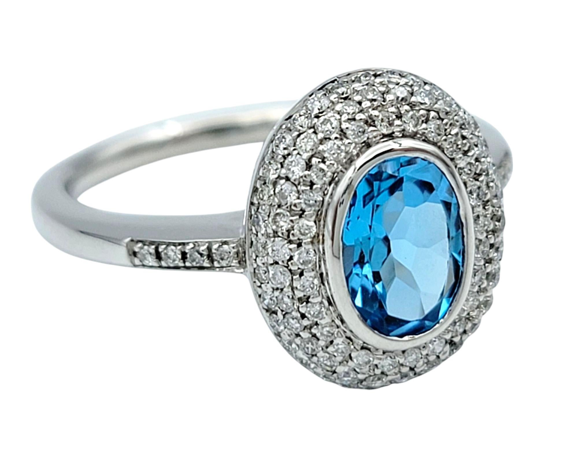 Ovaler blauer Topas und doppelter Diamant-Halo-Ring aus 14 Karat Weißgold mit Lünette (Ovalschliff) im Angebot