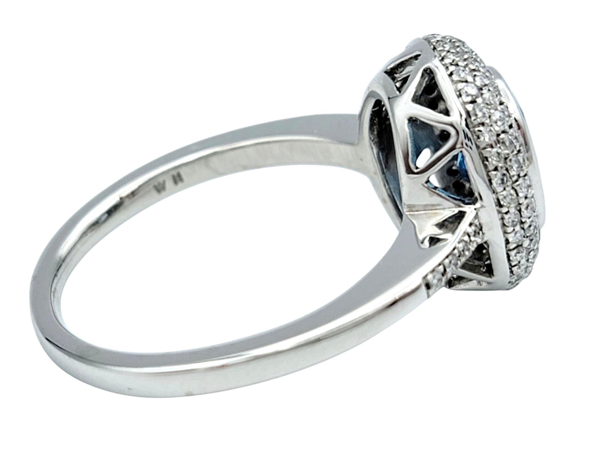 Ovaler blauer Topas und doppelter Diamant-Halo-Ring aus 14 Karat Weißgold mit Lünette im Zustand „Gut“ im Angebot in Scottsdale, AZ