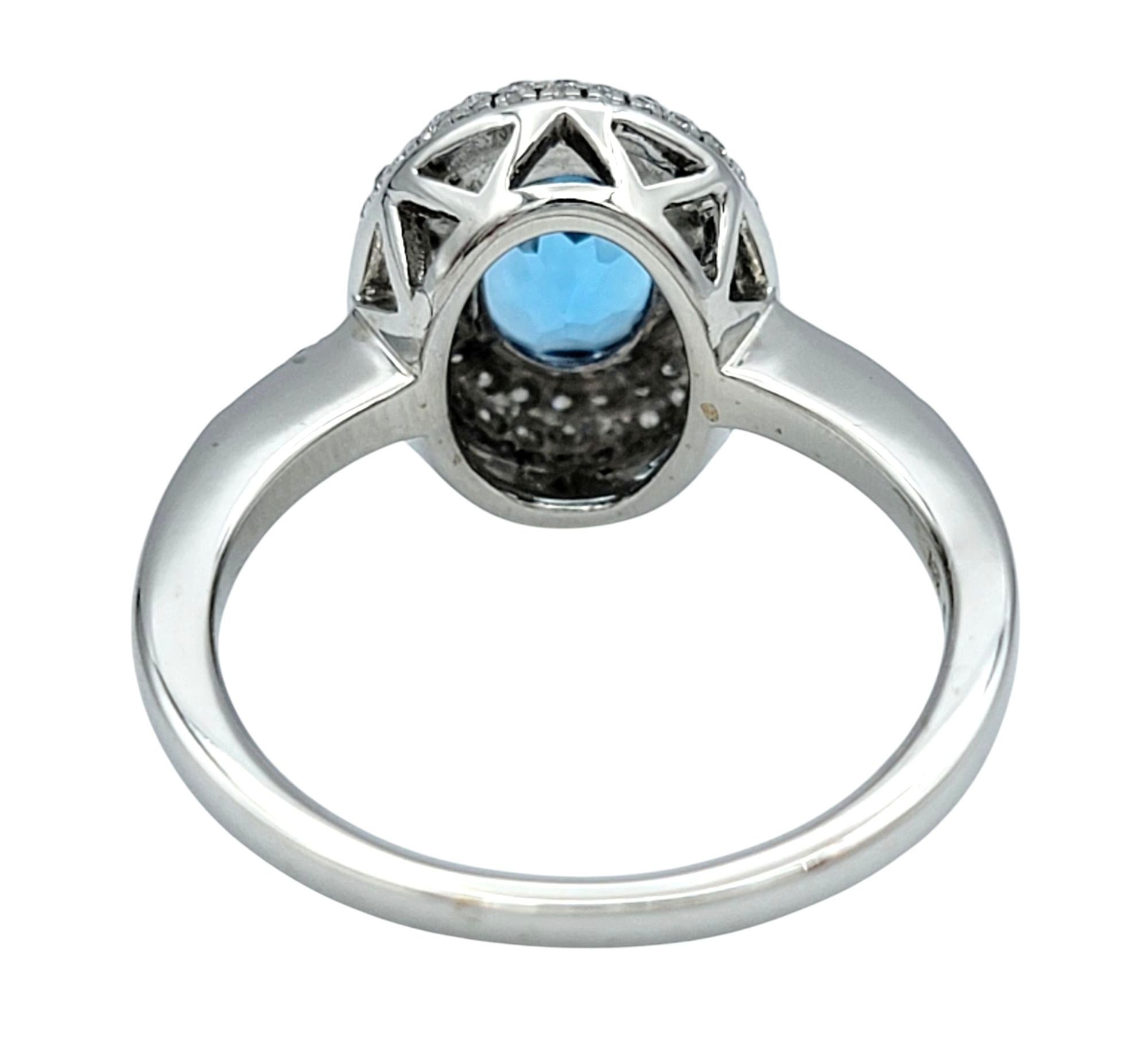 Ovaler blauer Topas und doppelter Diamant-Halo-Ring aus 14 Karat Weißgold mit Lünette Damen im Angebot
