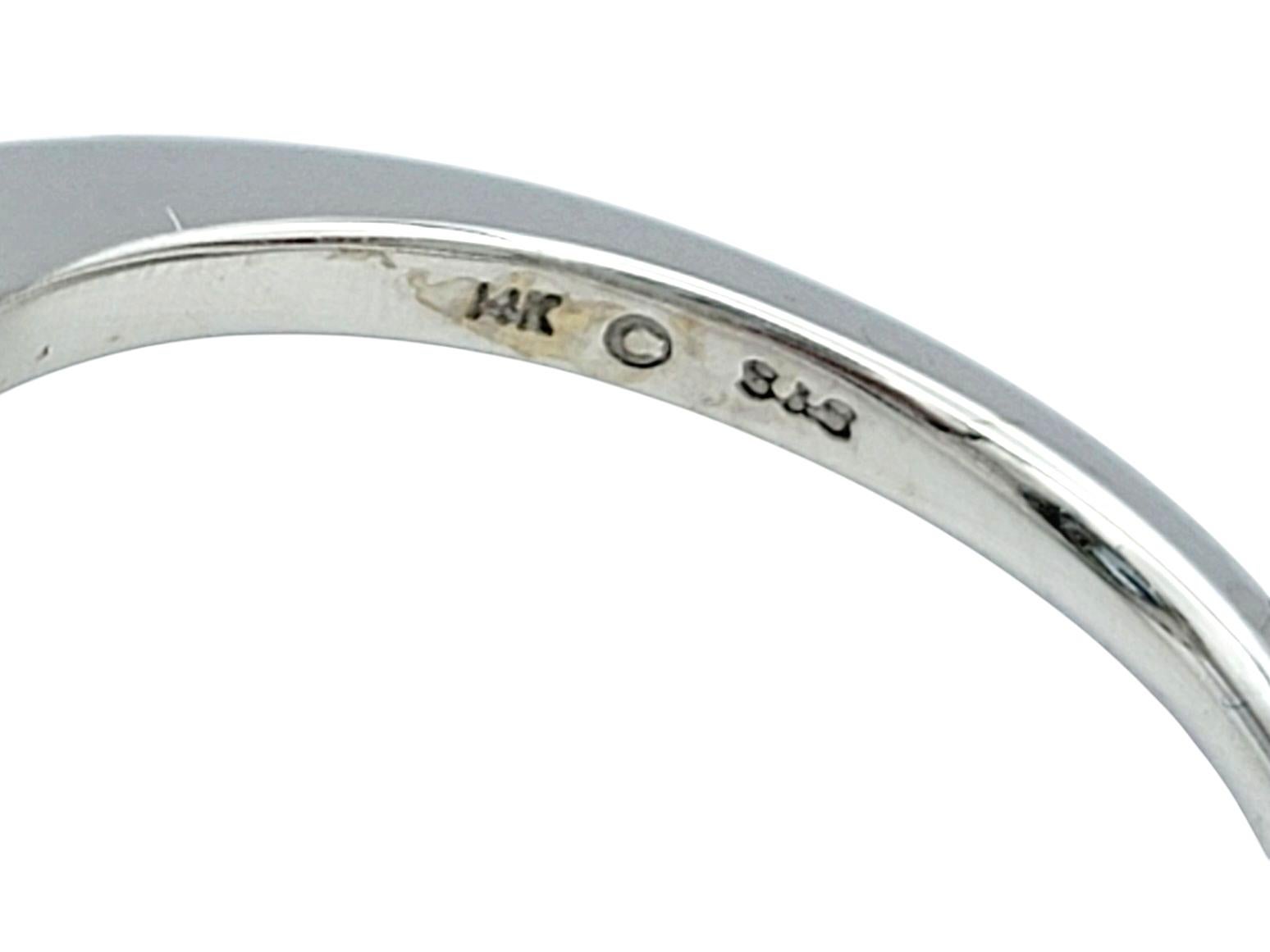 Ovaler blauer Topas und doppelter Diamant-Halo-Ring aus 14 Karat Weißgold mit Lünette im Angebot 1