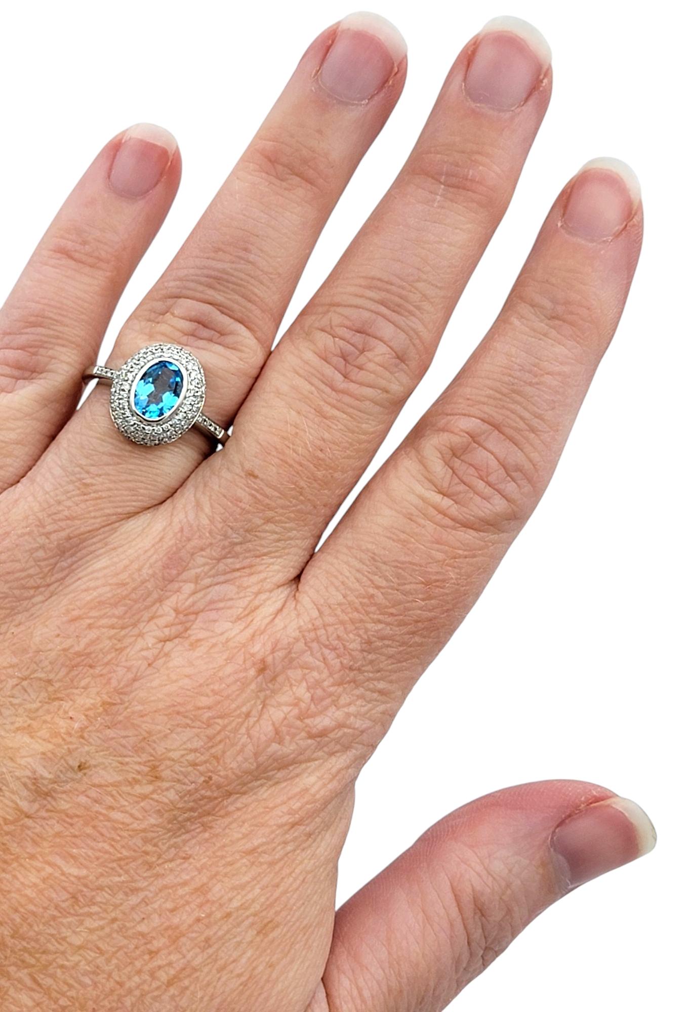Ovaler blauer Topas und doppelter Diamant-Halo-Ring aus 14 Karat Weißgold mit Lünette im Angebot 2