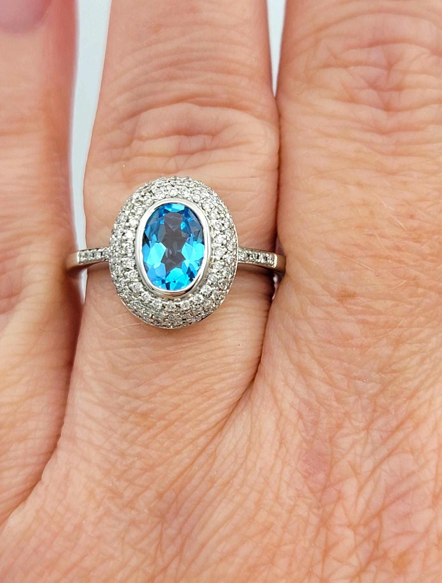 Ovaler blauer Topas und doppelter Diamant-Halo-Ring aus 14 Karat Weißgold mit Lünette im Angebot 3