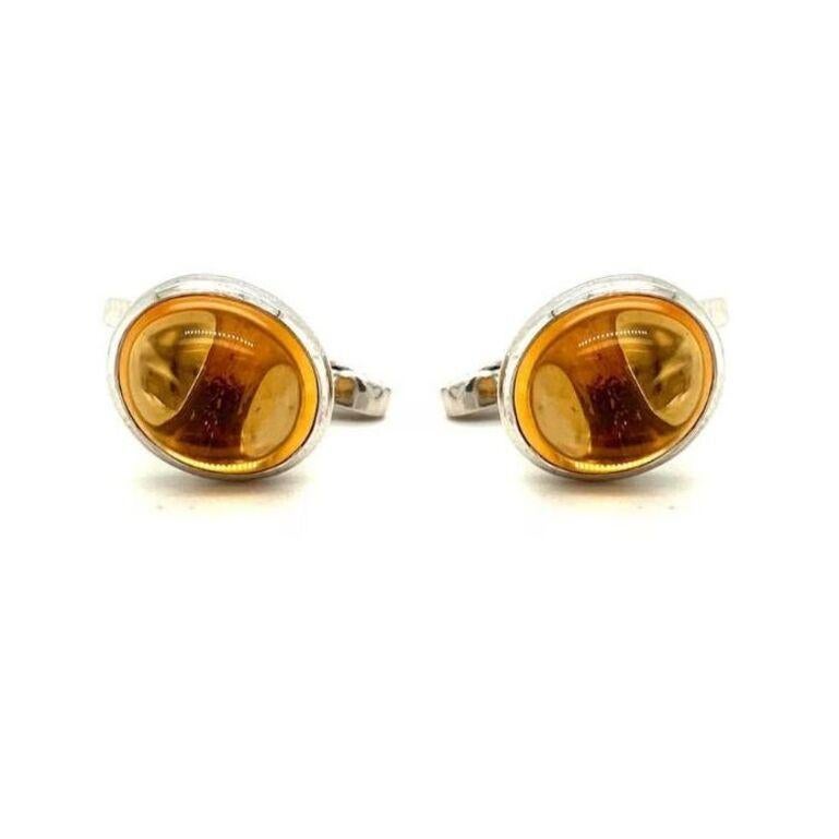 Los gemelos de plata de ley con citrino de talla oval engastado son elegantes accesorios elaborados con citrino natural, que se asocia con la positividad, la abundancia y el éxito.
Se utilizan para asegurar los puños de las camisas y dan un toque