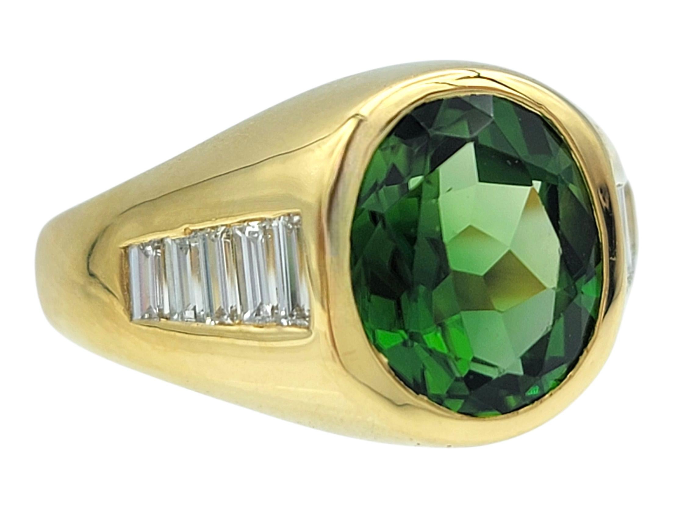 Taille de l'anneau : 8

Une déclaration captivante de couleur et de clarté, cette bague en tourmaline verte et diamant associe un design audacieux à une élégance classique. La pièce maîtresse est une tourmaline verte de taille ovale qui brille d'une