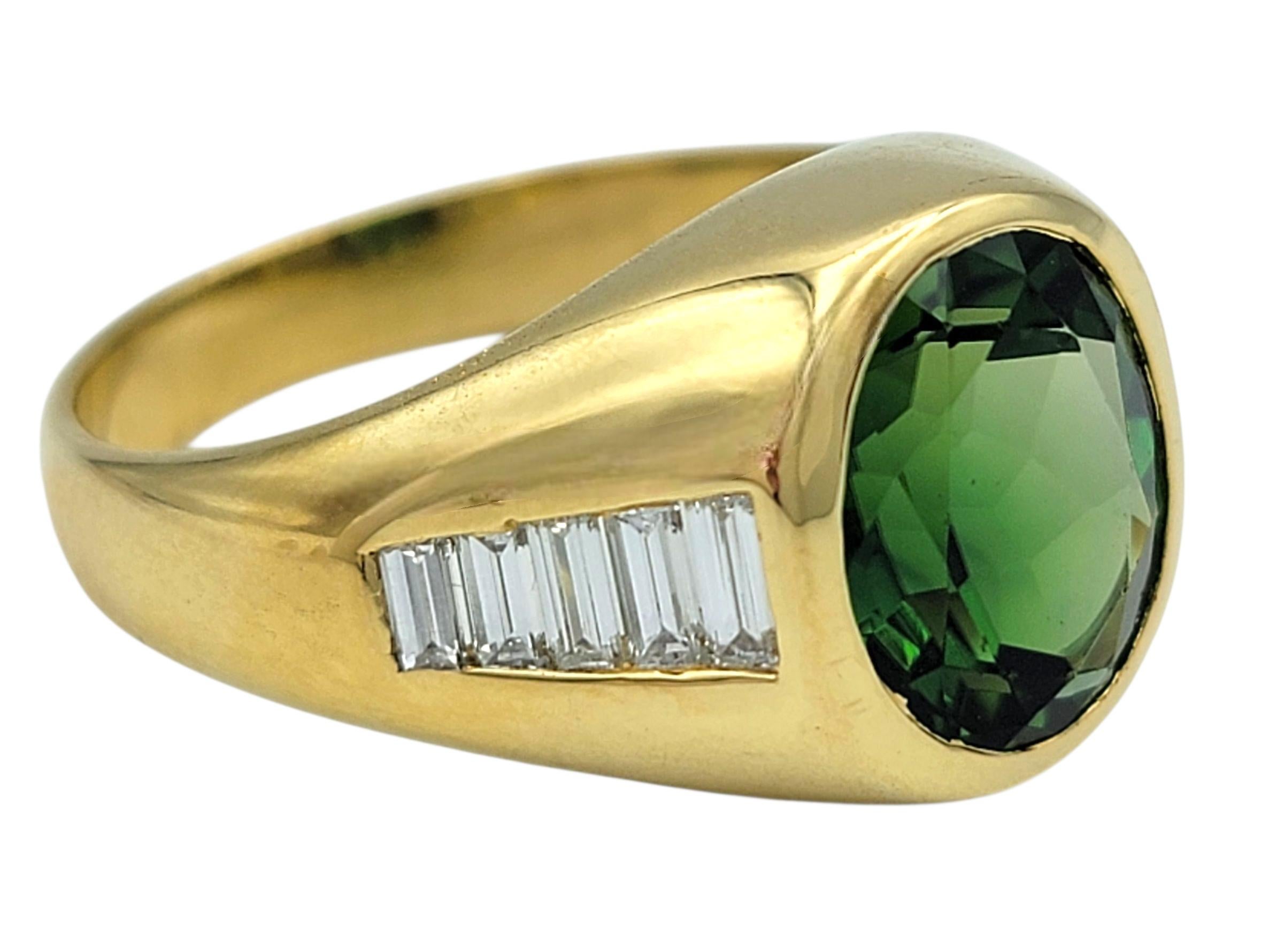 Contemporain Bague en or 18 carats sertie d'une tourmaline verte ovale et d'un diamant baguette en vente